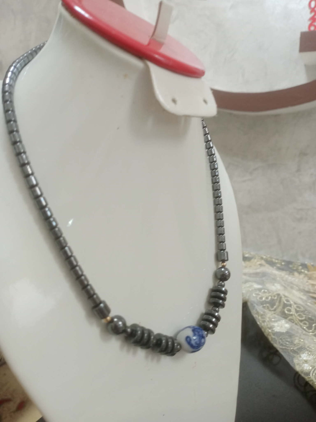 عقد من حجر هيماتيت طبيعي