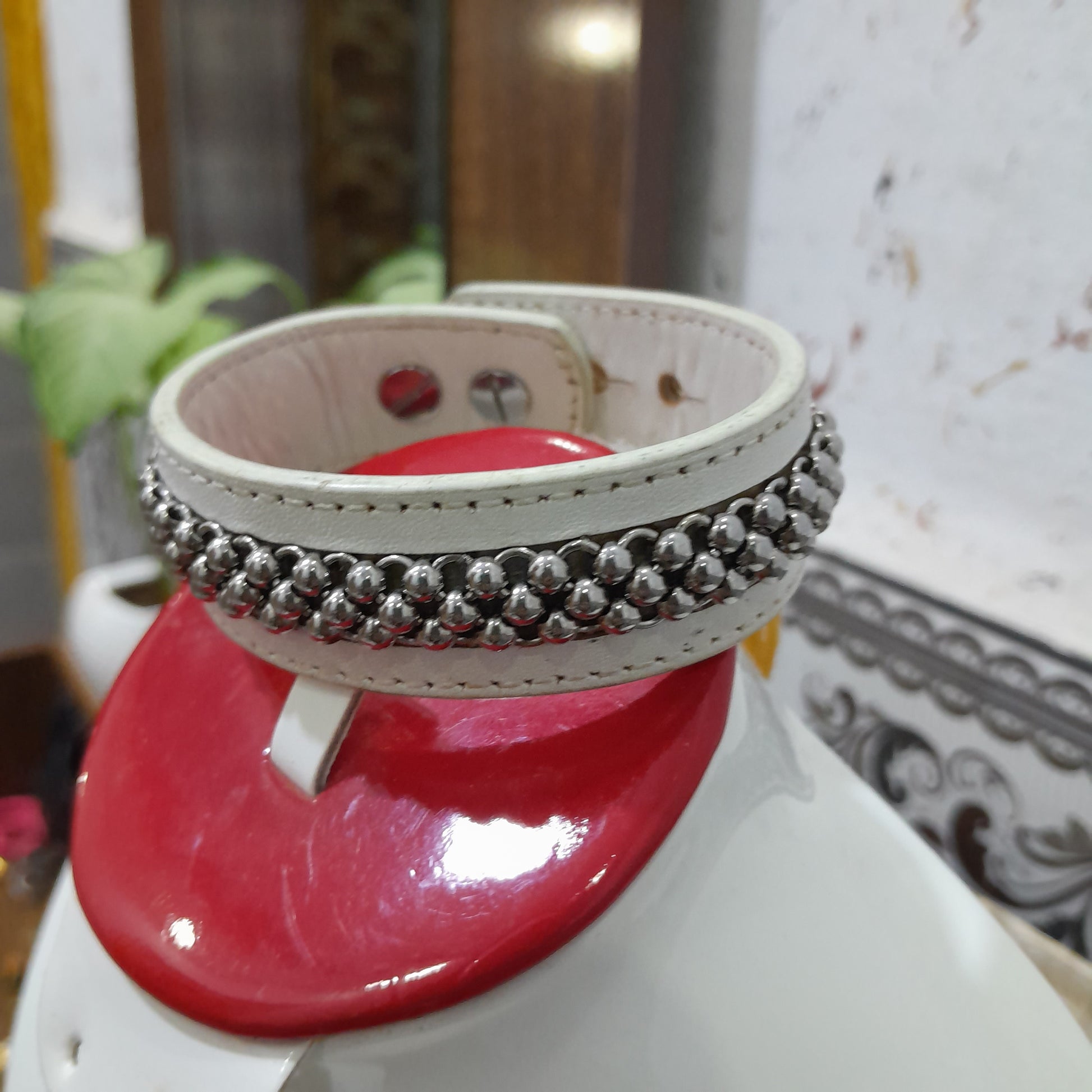 سوار من جلد ومعدن مطلي بالفضة