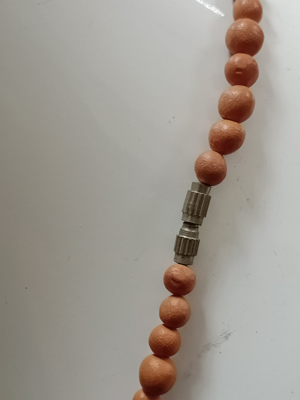 عقد تحفة من خشب منقوش