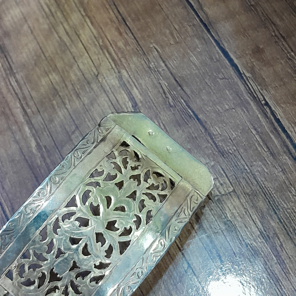 حزامة قديمة ومطبوعة من نحاس