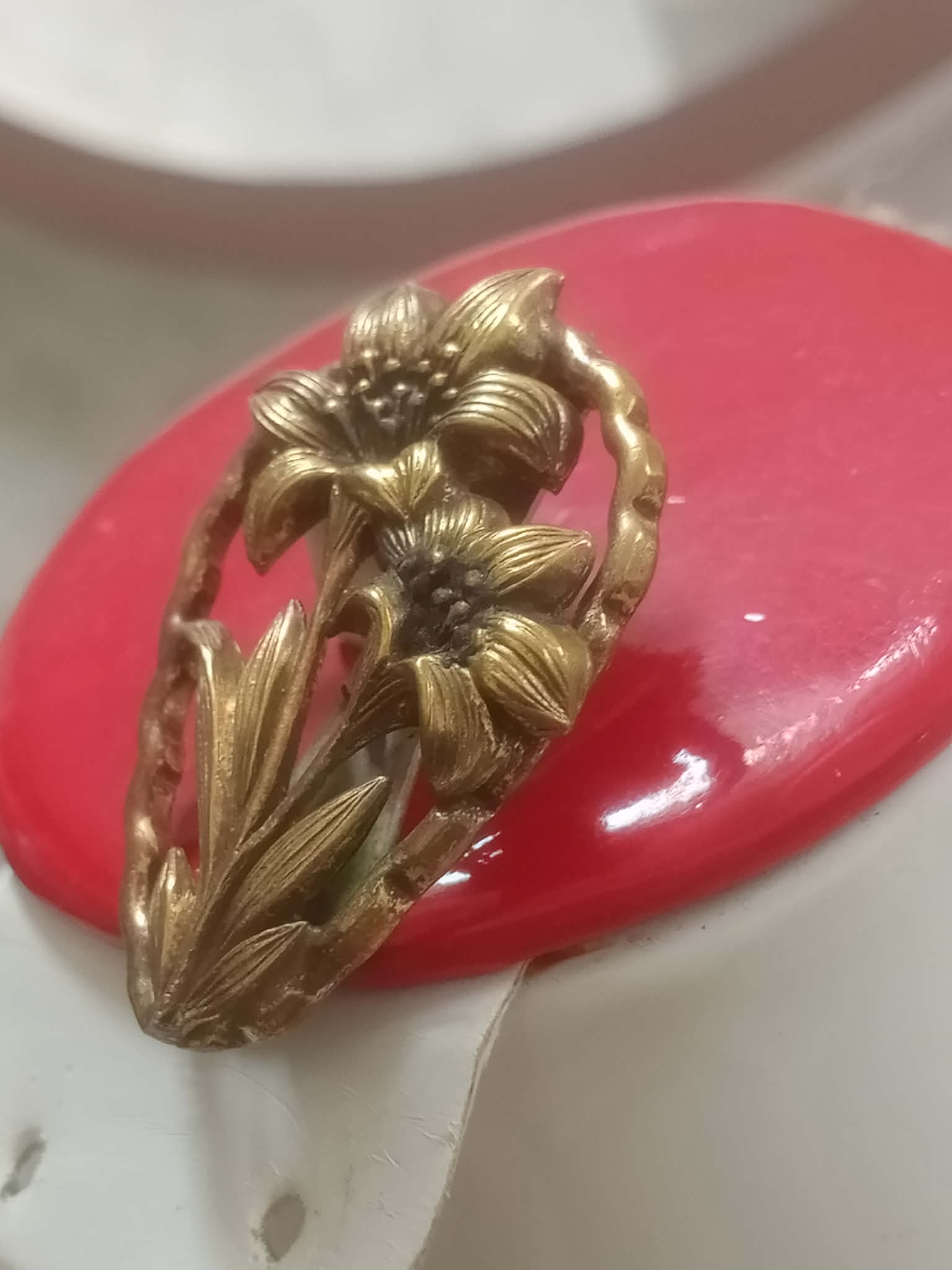 بروش تحفة من نحاس
