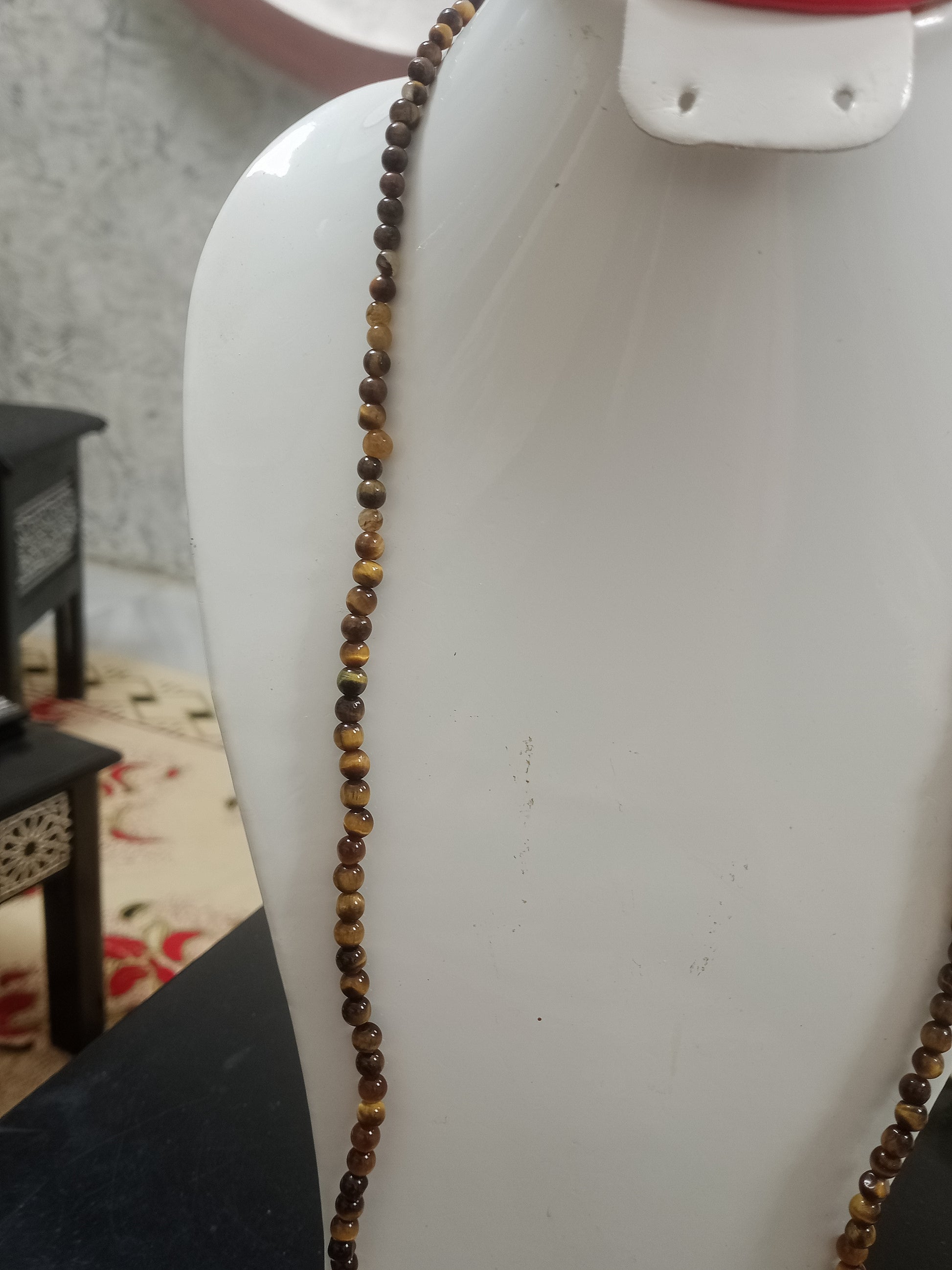عقد طويل من حجر عين النمر