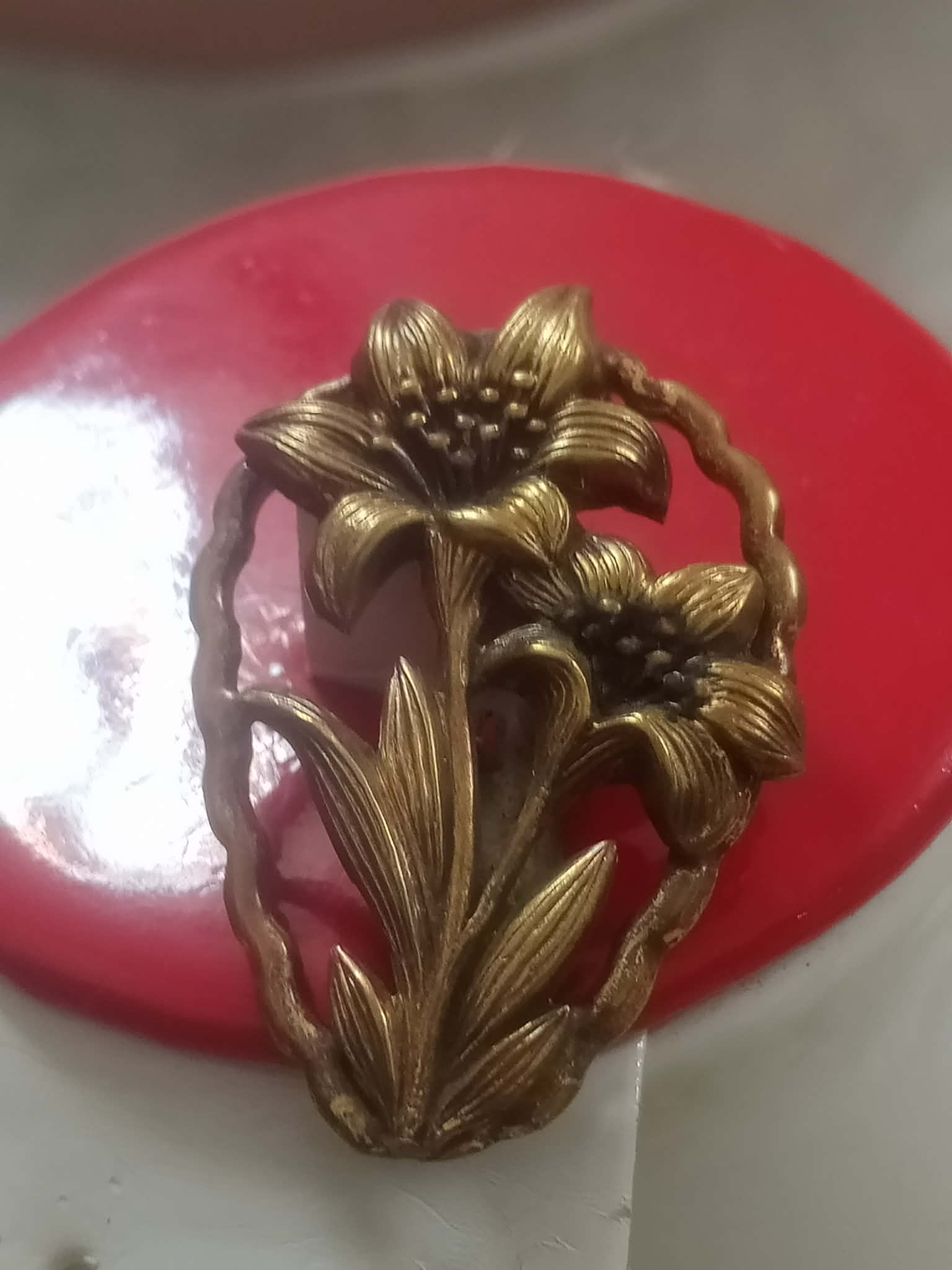بروش تحفة من نحاس