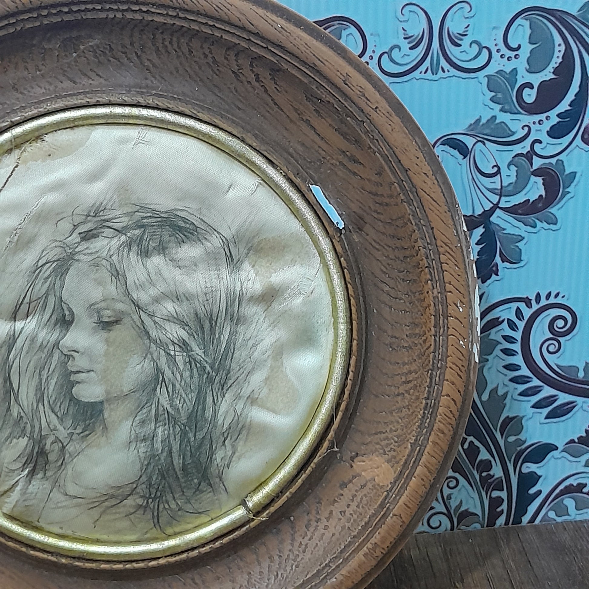 لوحة لأمرأة من السبعينات مرسومة على الحرير