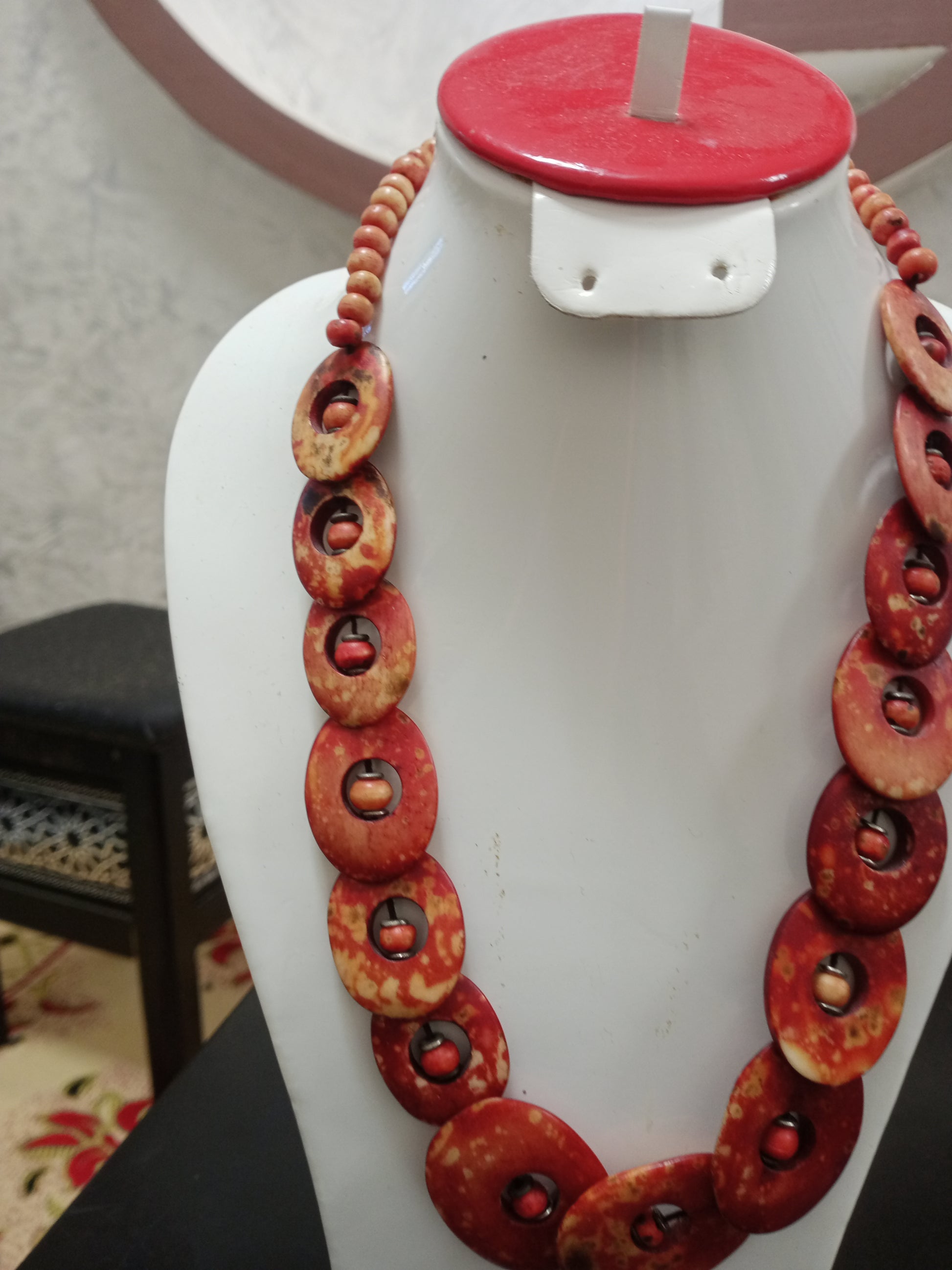 عقد قديم من احجار طبيعية