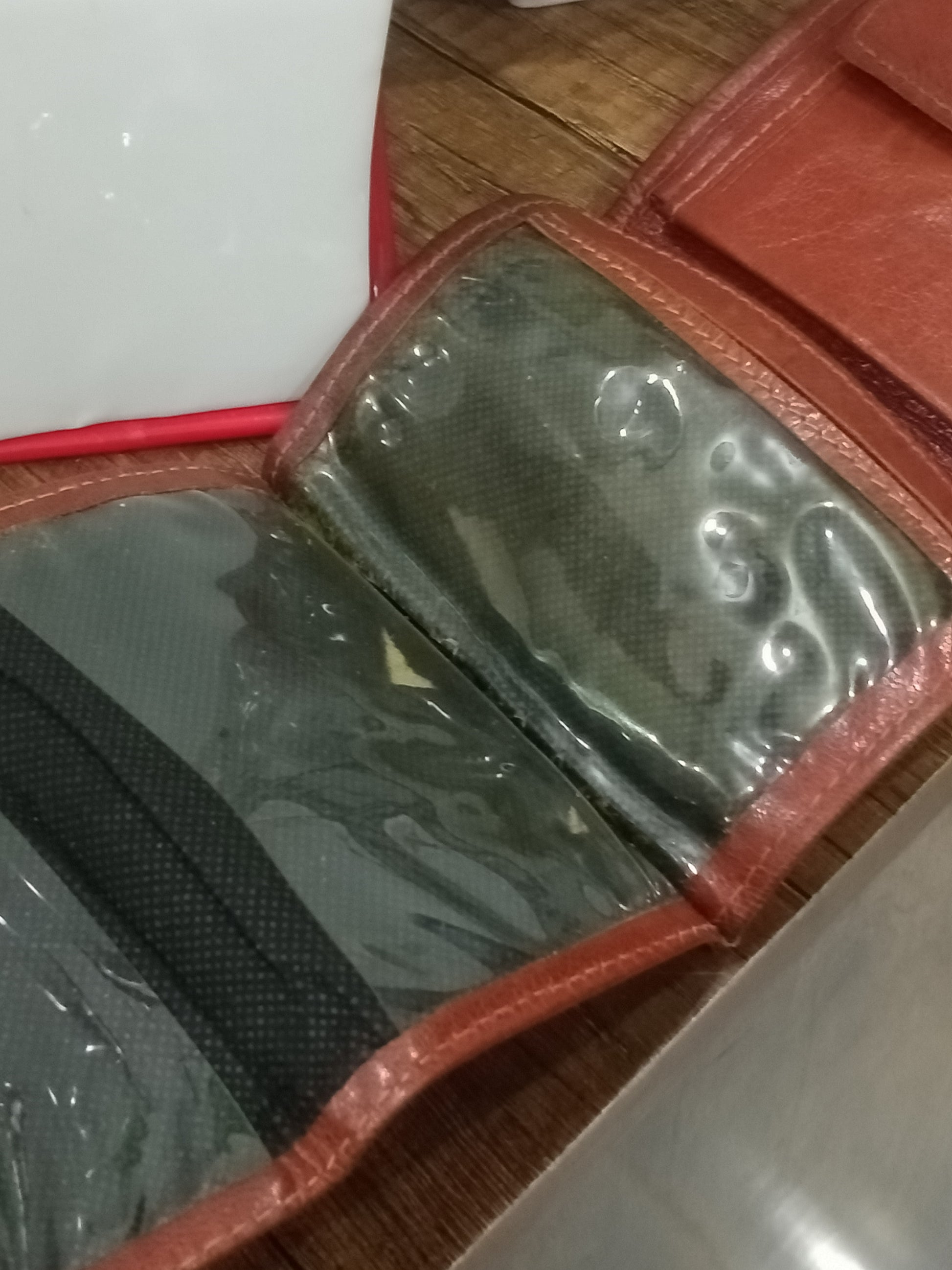 بورتفاي قديم من جلد حر