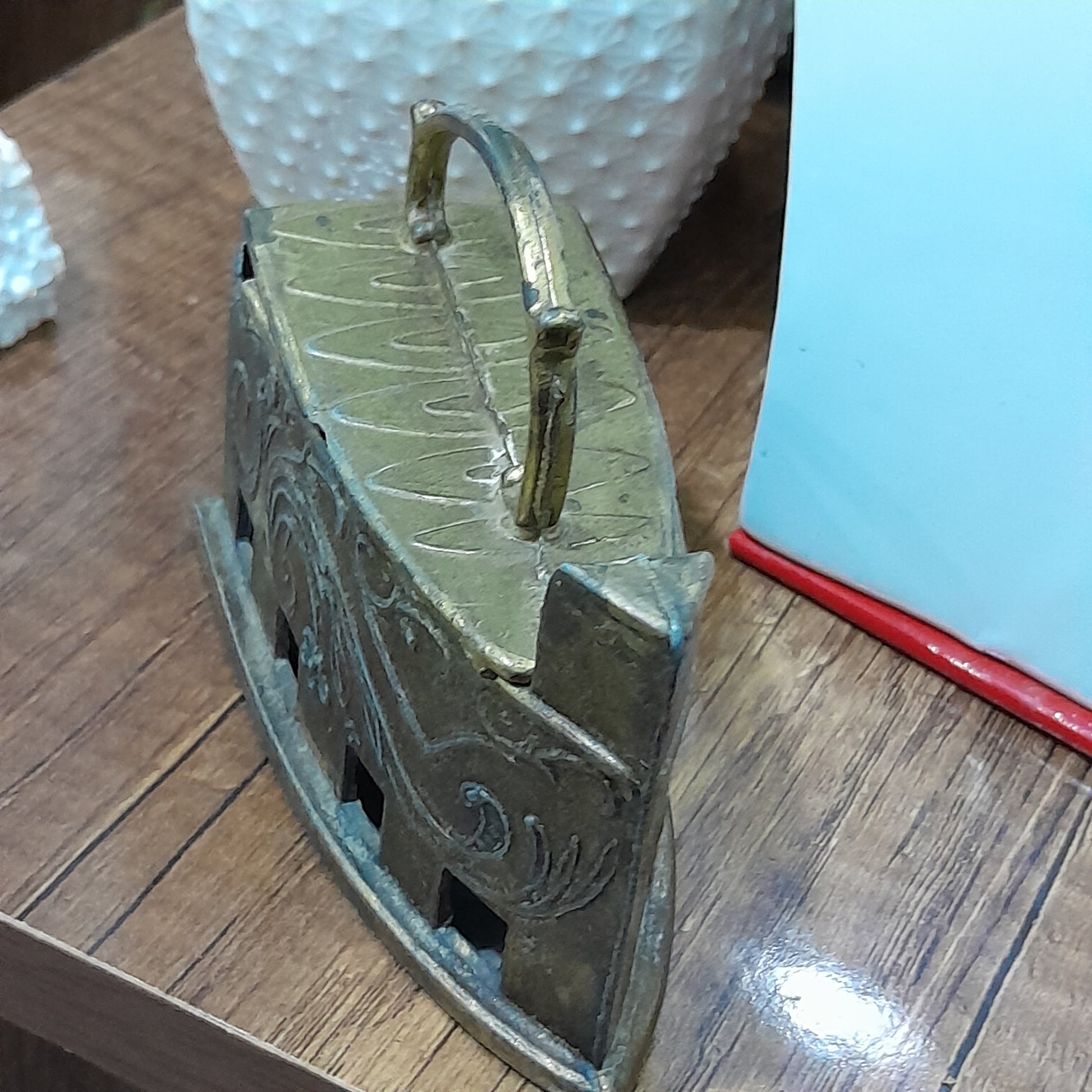 مكواة فحم نحاسية عتيقة