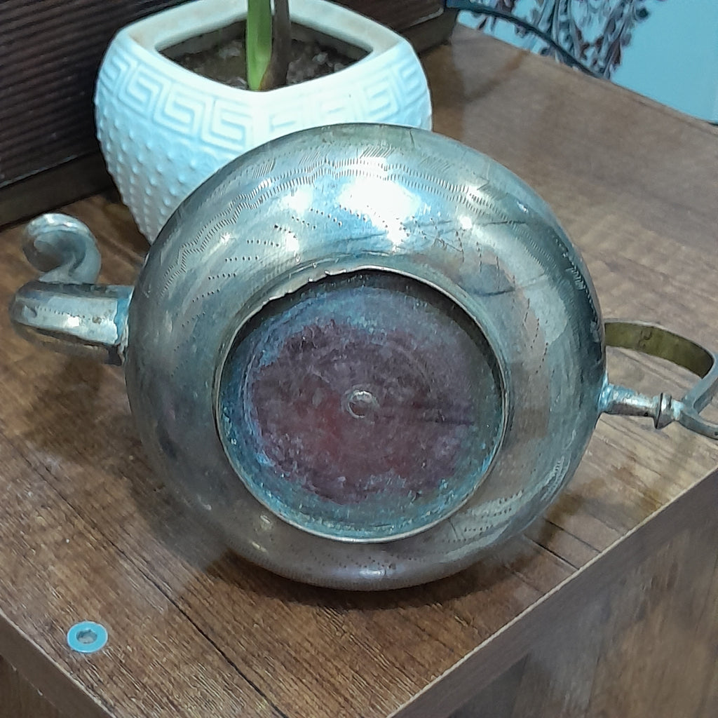 إبريق قديم من نحاس لديكور