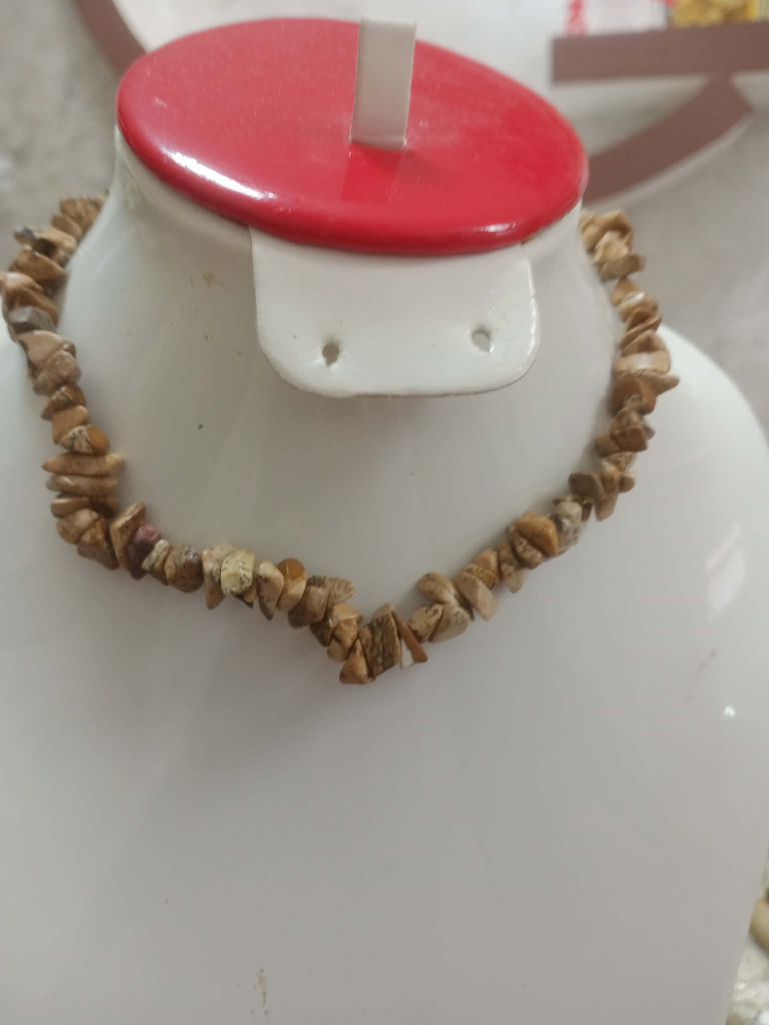 عقد صغير من أحجار طبيعية