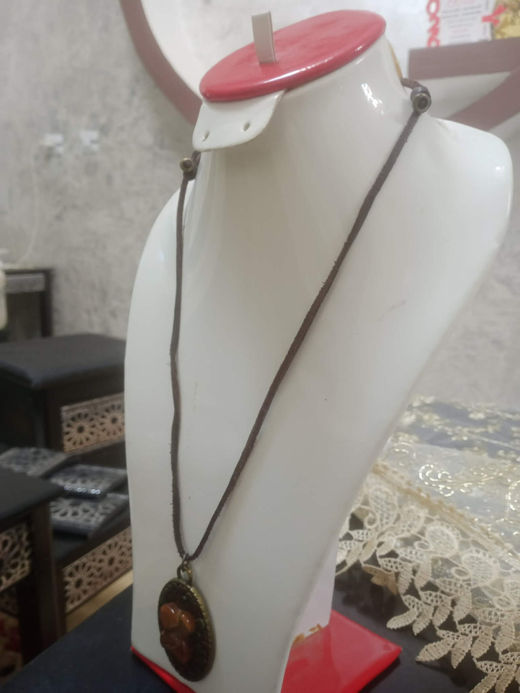عقد بقلادة من نحاس وحجر عقيق