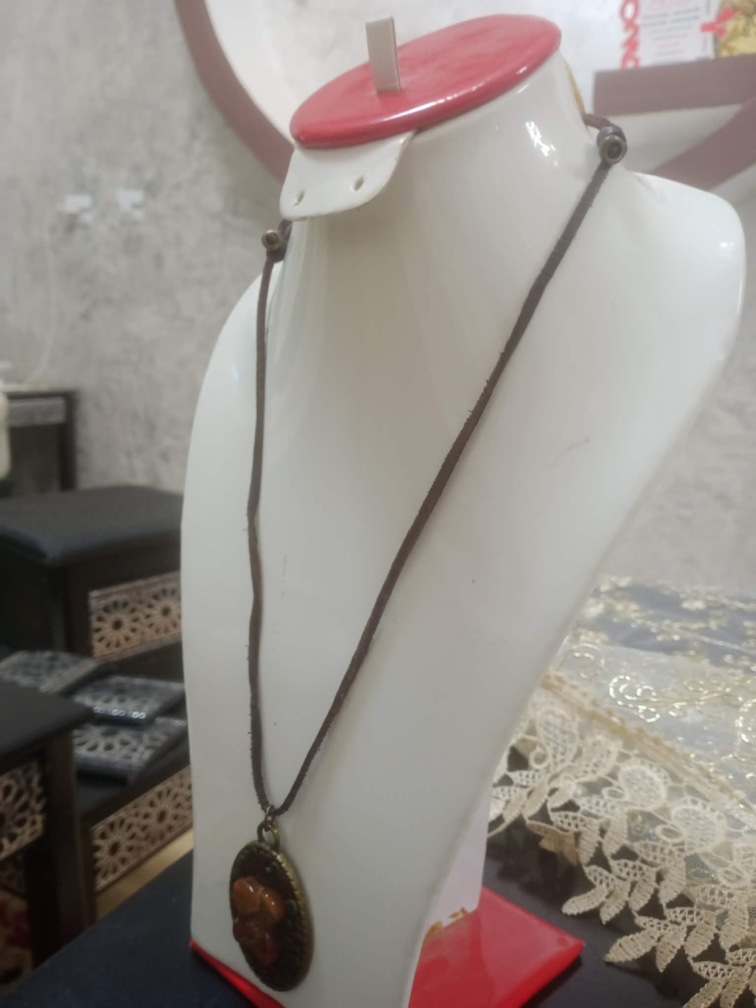 عقد بقلادة من نحاس وحجر عقيق