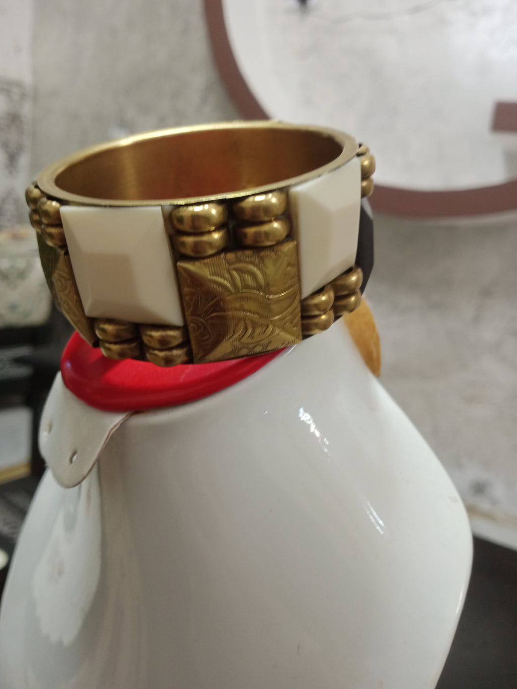سوار قديم من نحاس وعاج