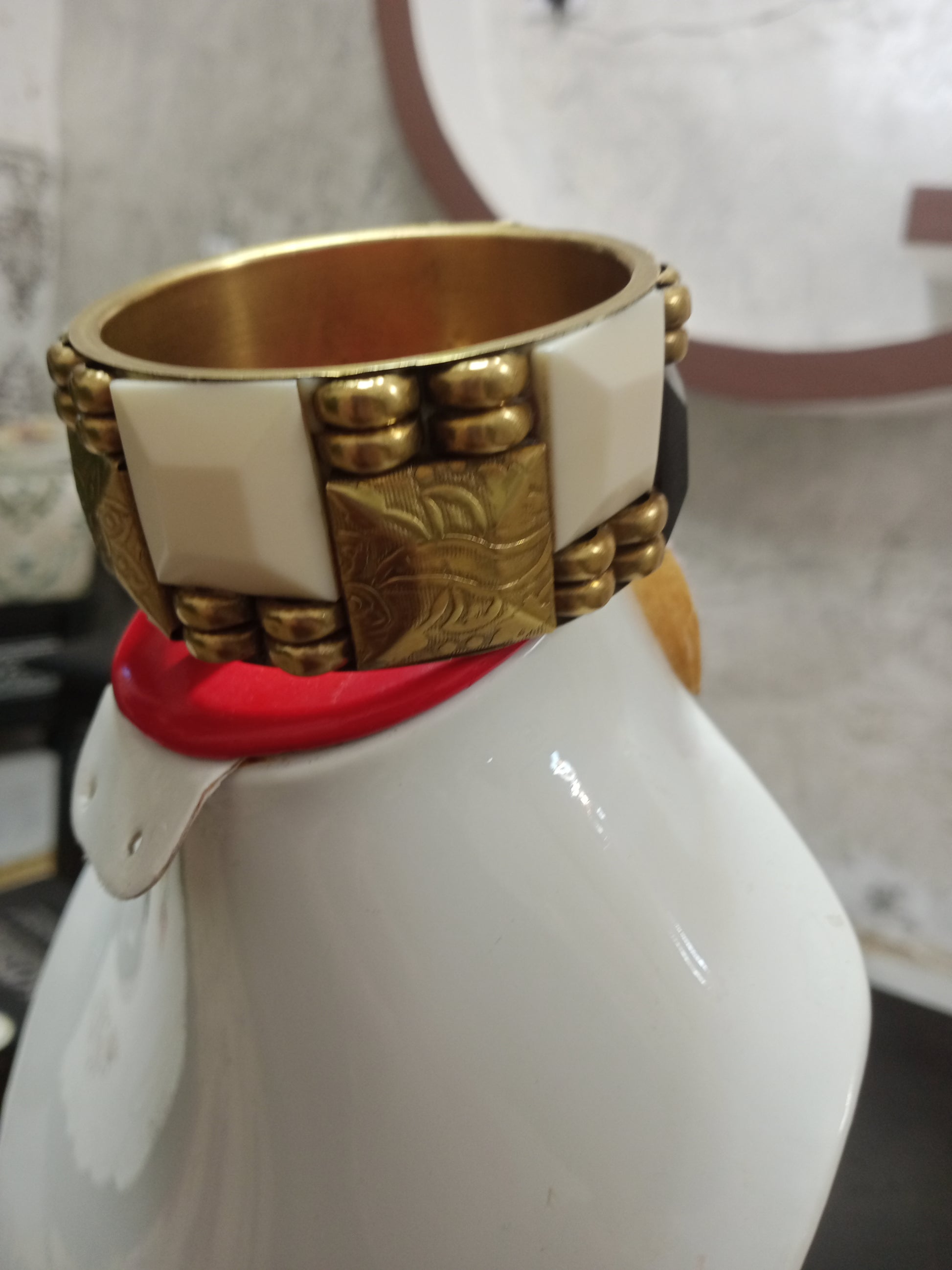 سوار قديم من نحاس وعاج