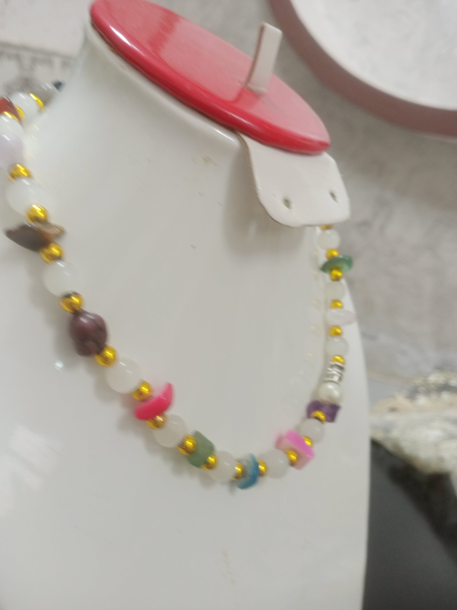 عقد تحفة من احجار طبيعية