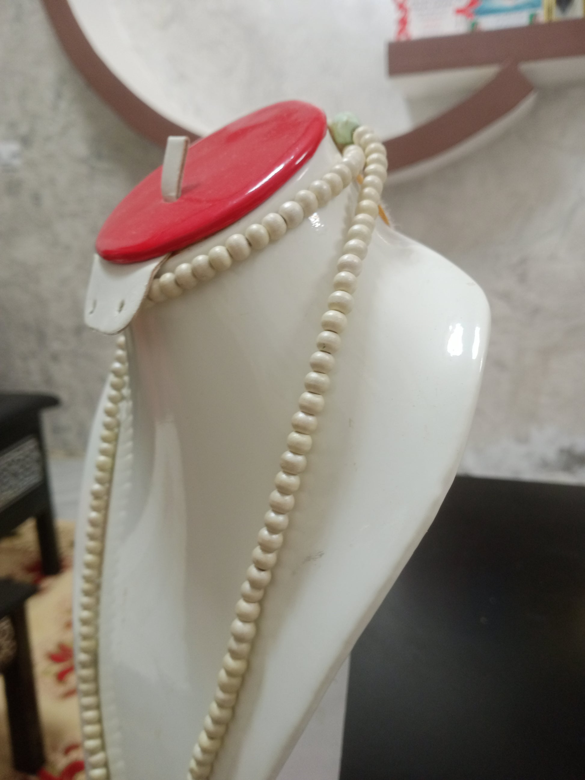 عقد قديم من احجار طبيعية
