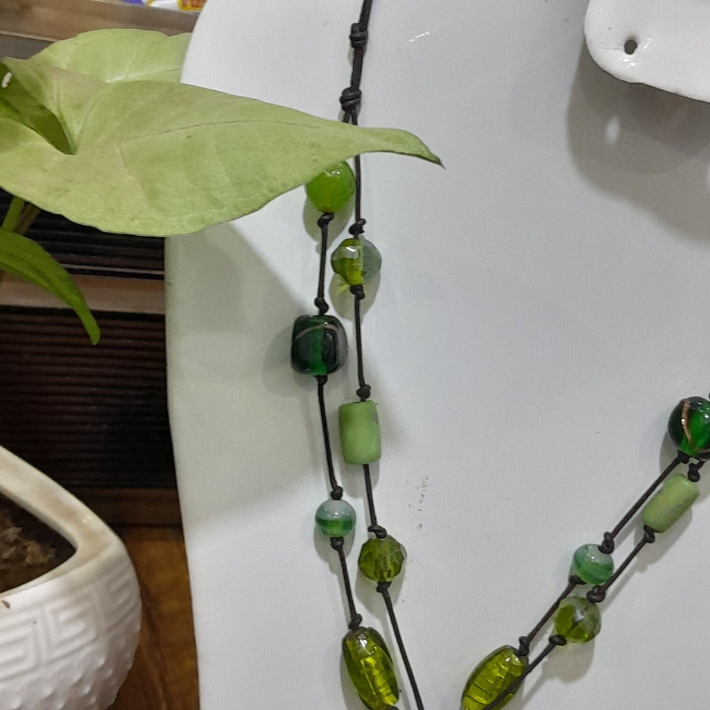 عقد تحفة بأحجار