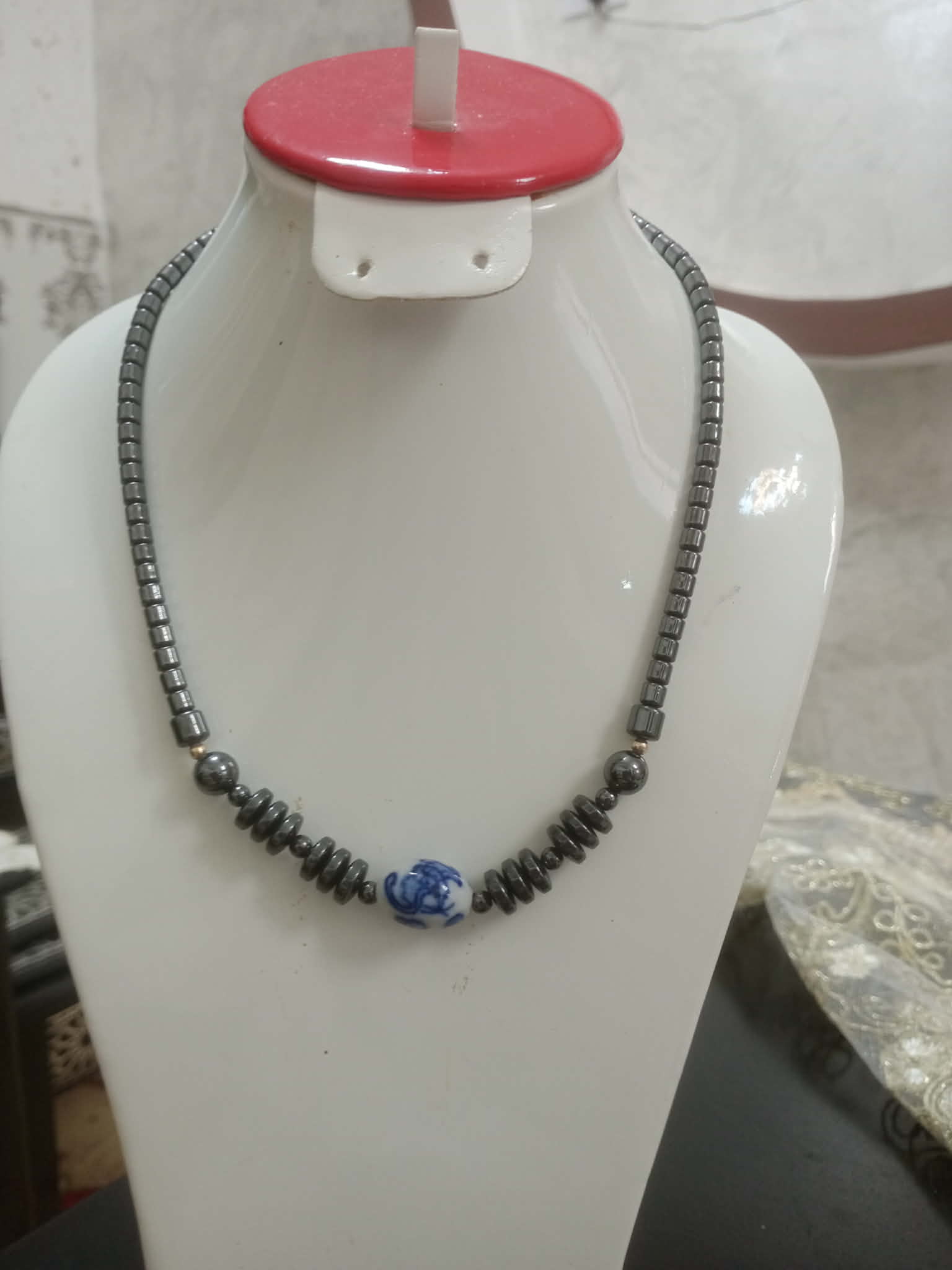 عقد من حجر هيماتيت طبيعي