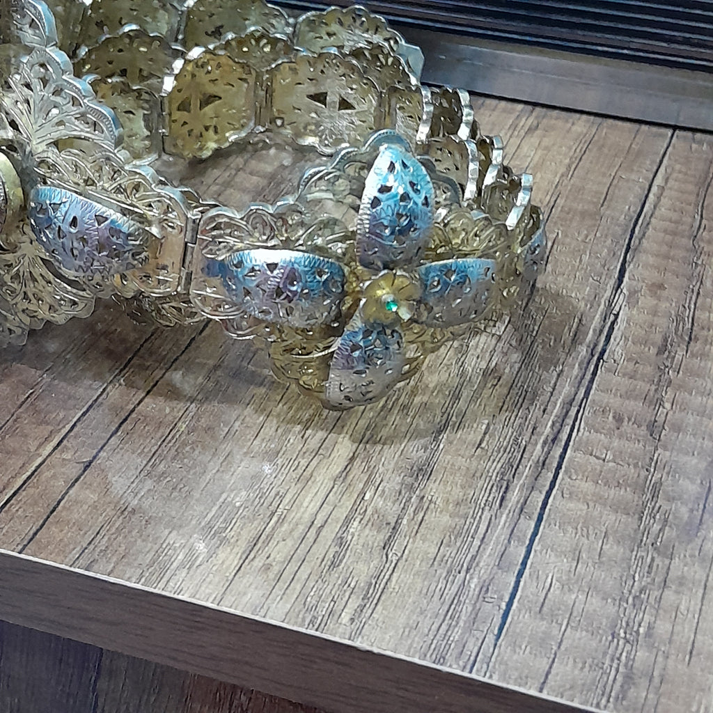 حزامة قديمة ومطبوعة من نحاس