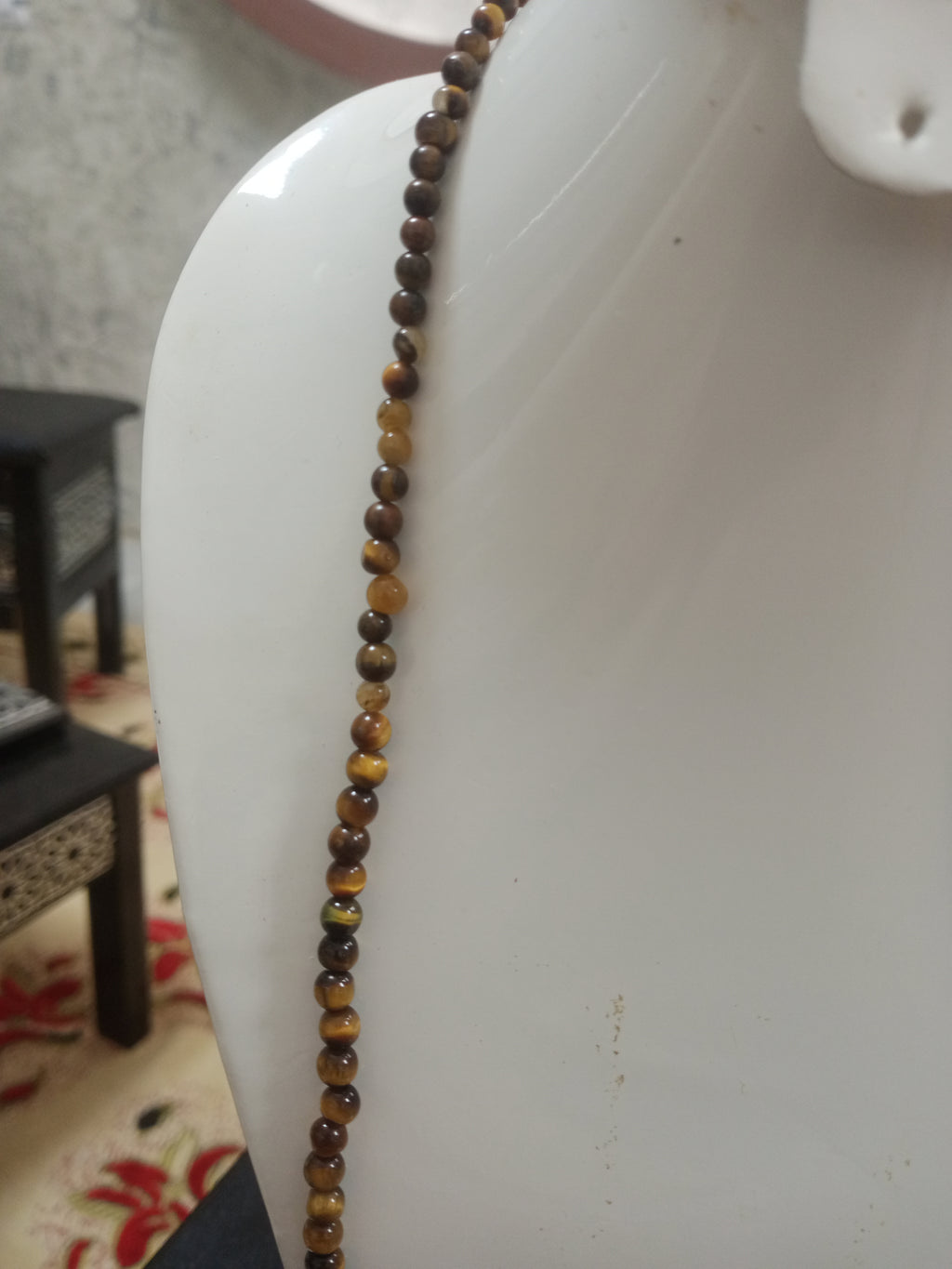 عقد طويل من حجر عين النمر