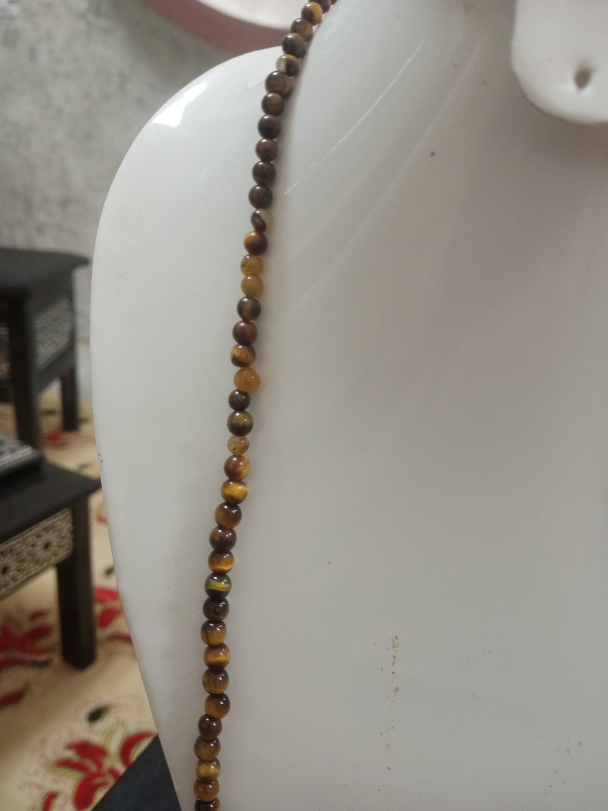 عقد طويل من حجر عين النمر