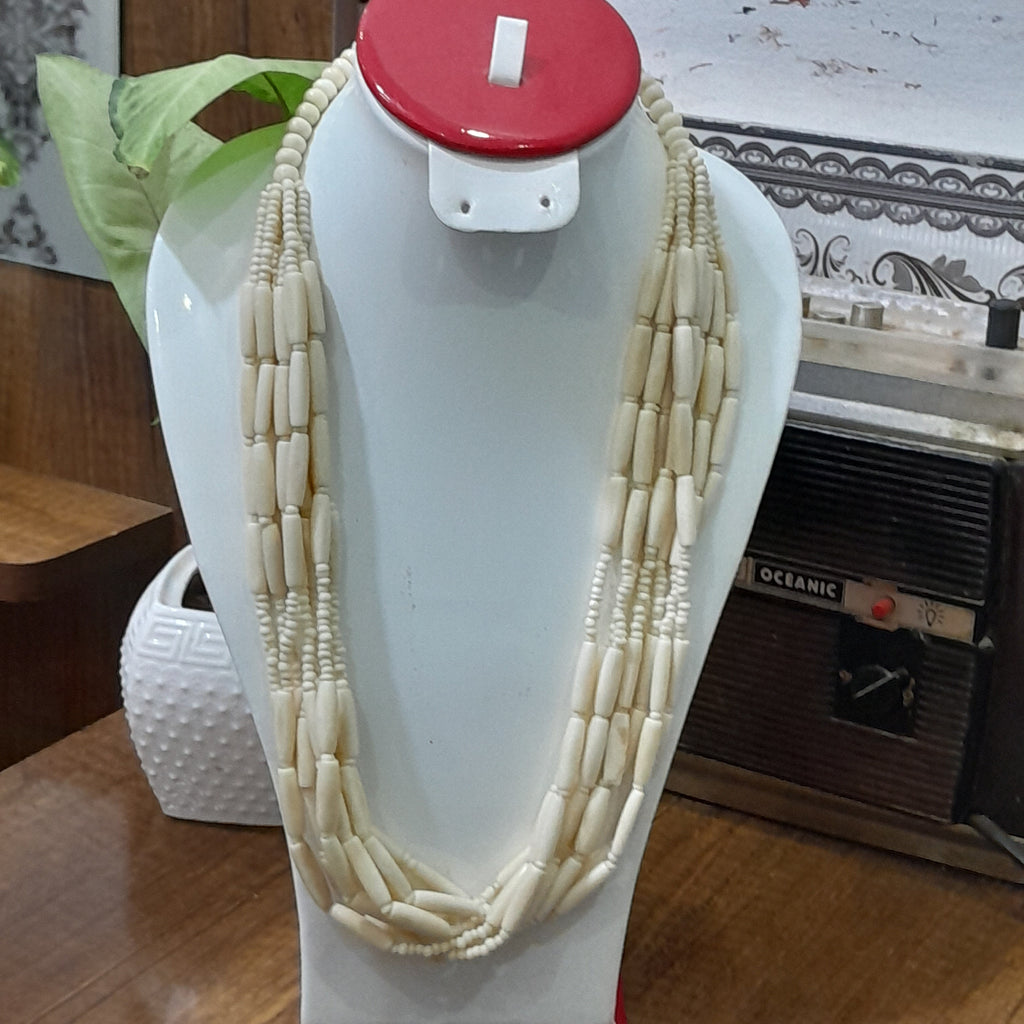 عقد قديم من عاج