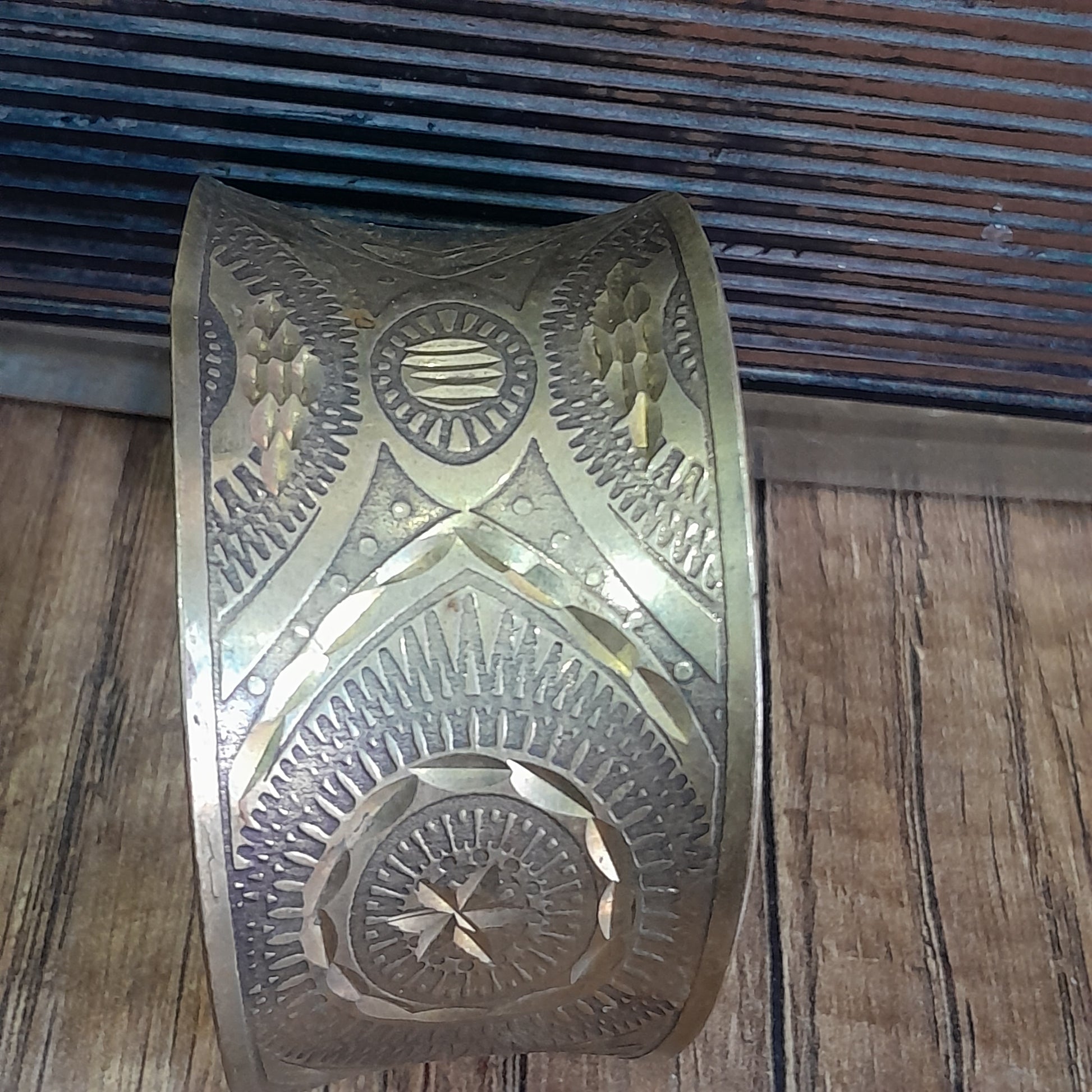 سوار قديم من نحاس