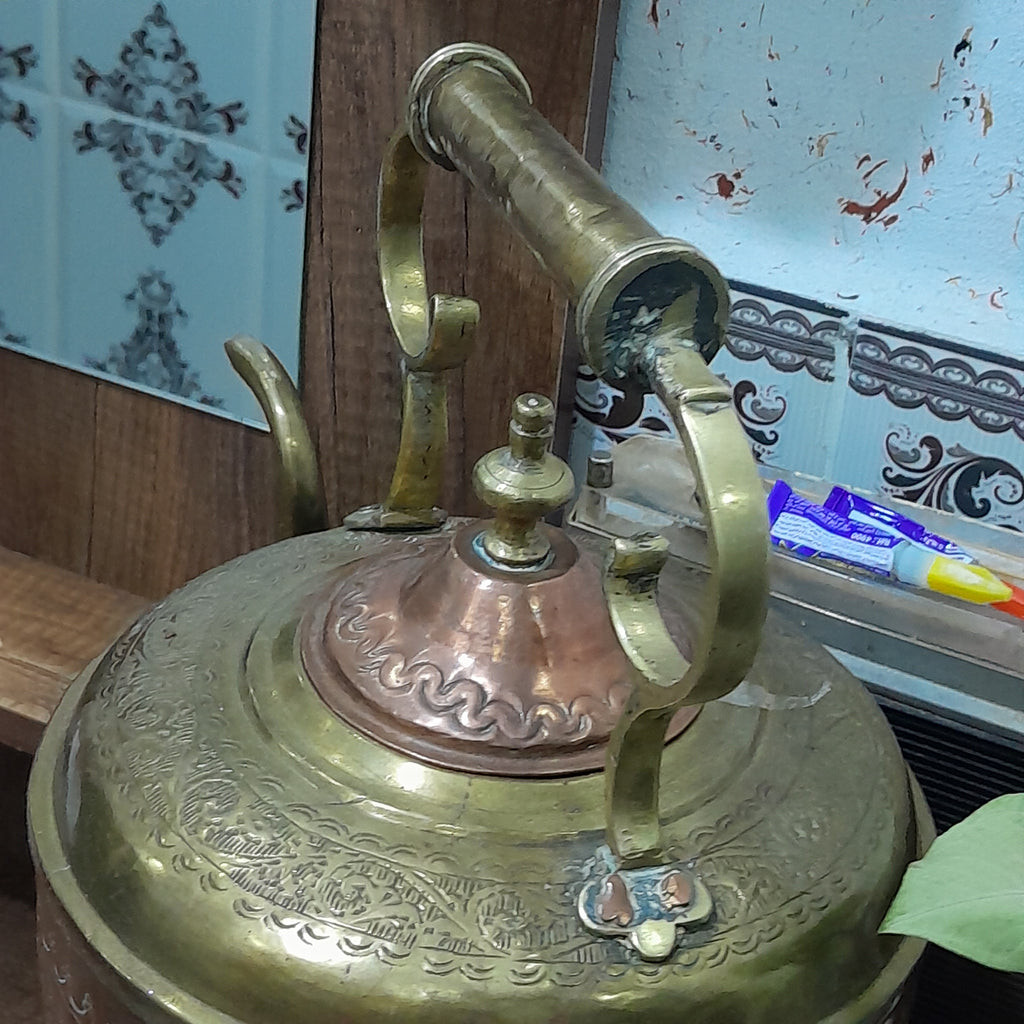 غلاية شاي عتيقة من نحاس احمر واصفر