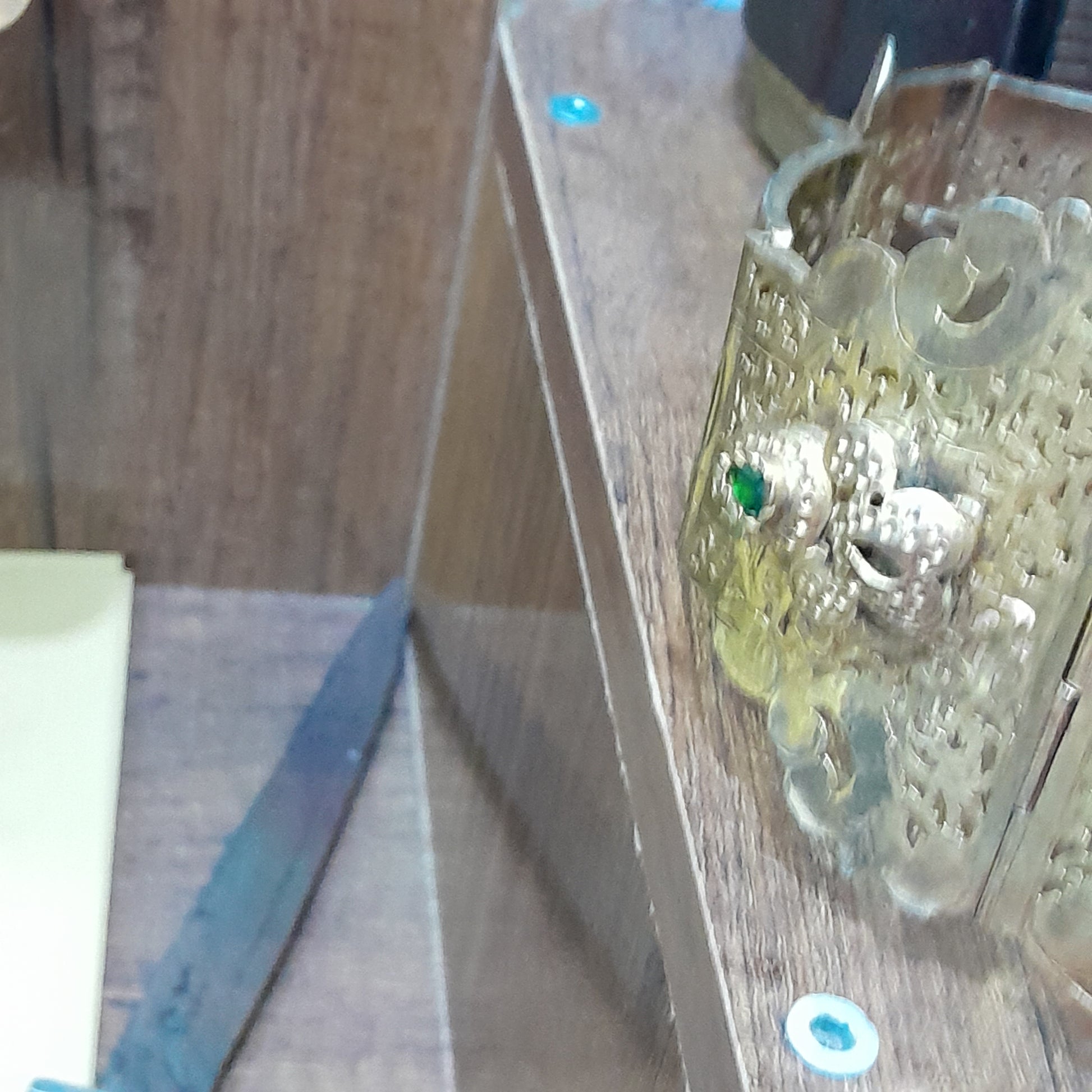حزامة قديمة ومطبوعة من نحاس