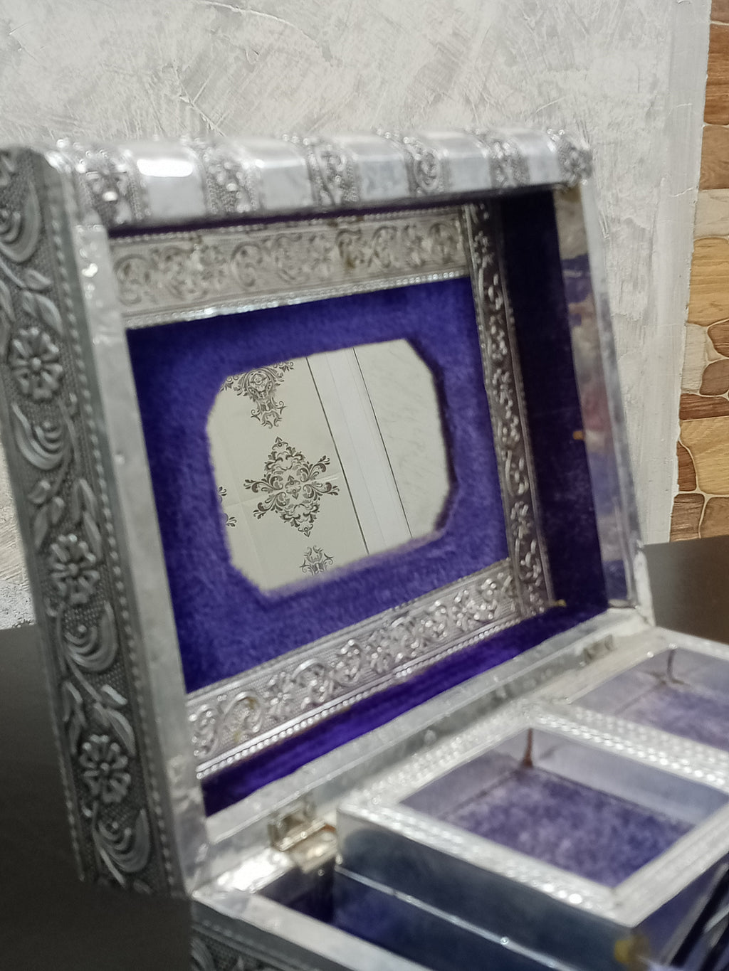 صندوق مجوهرات تحفة علية نقوش جميلة
