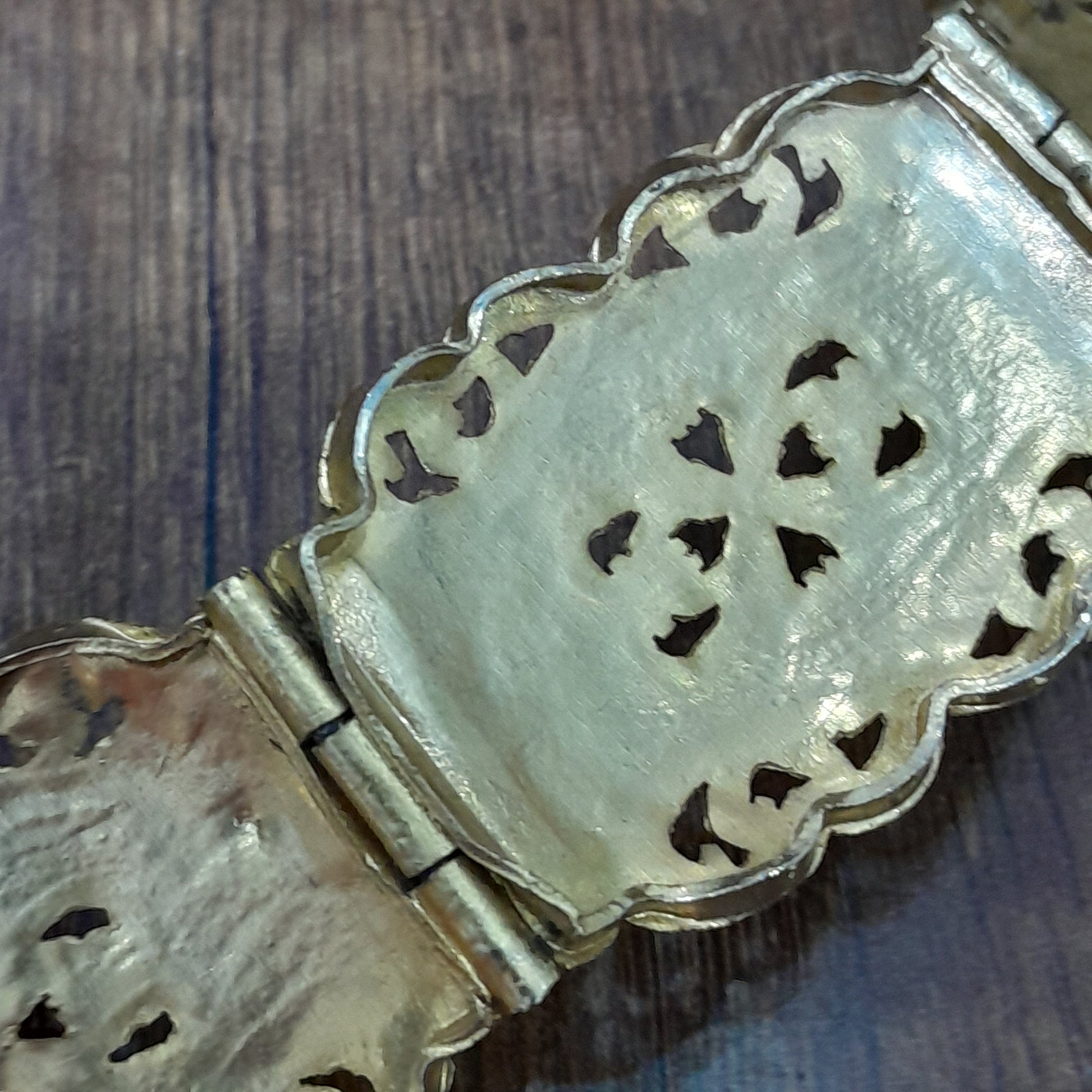 حزامة قديمة مطبوعة ينقصها قفل