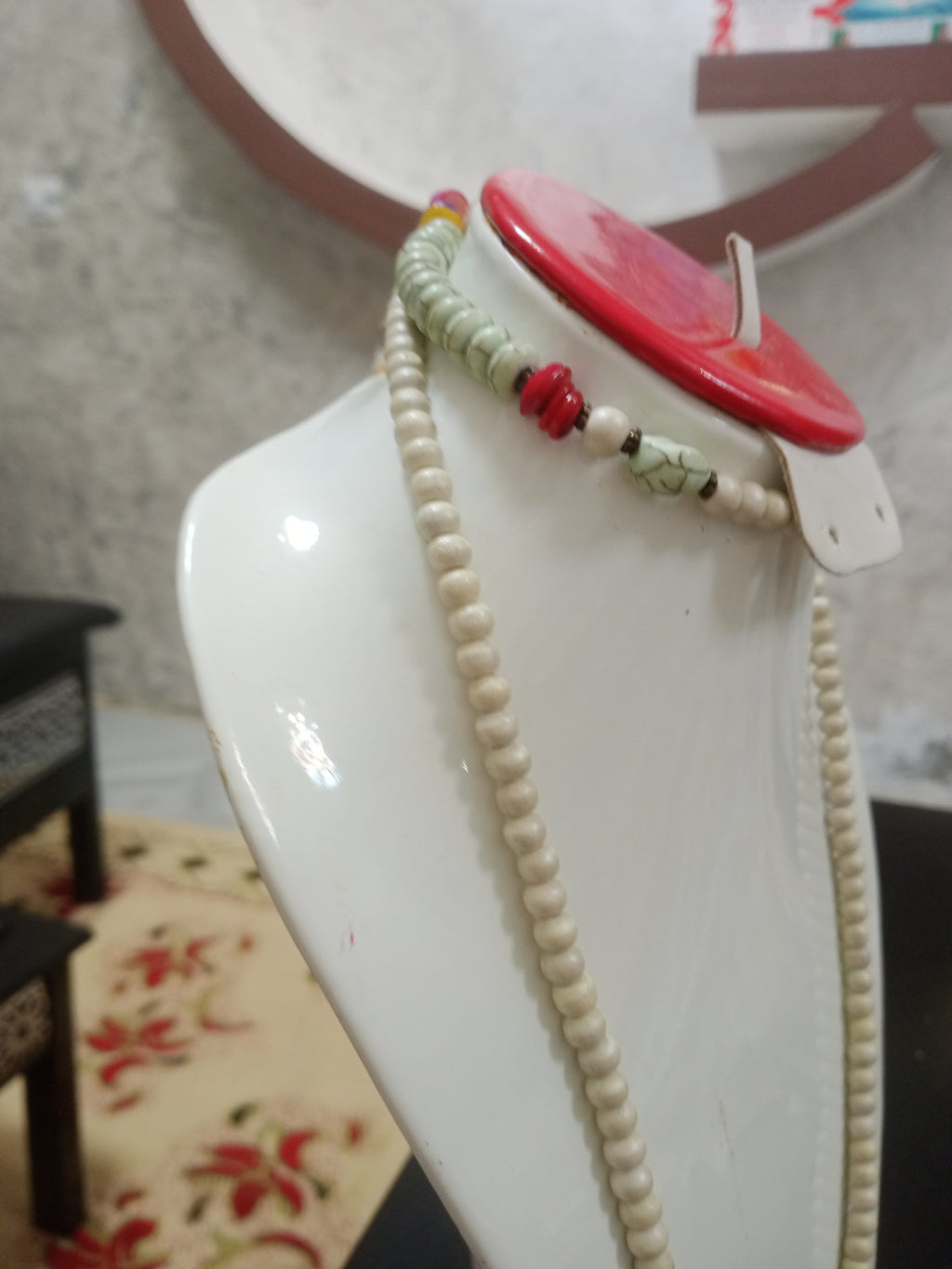 عقد قديم من احجار طبيعية