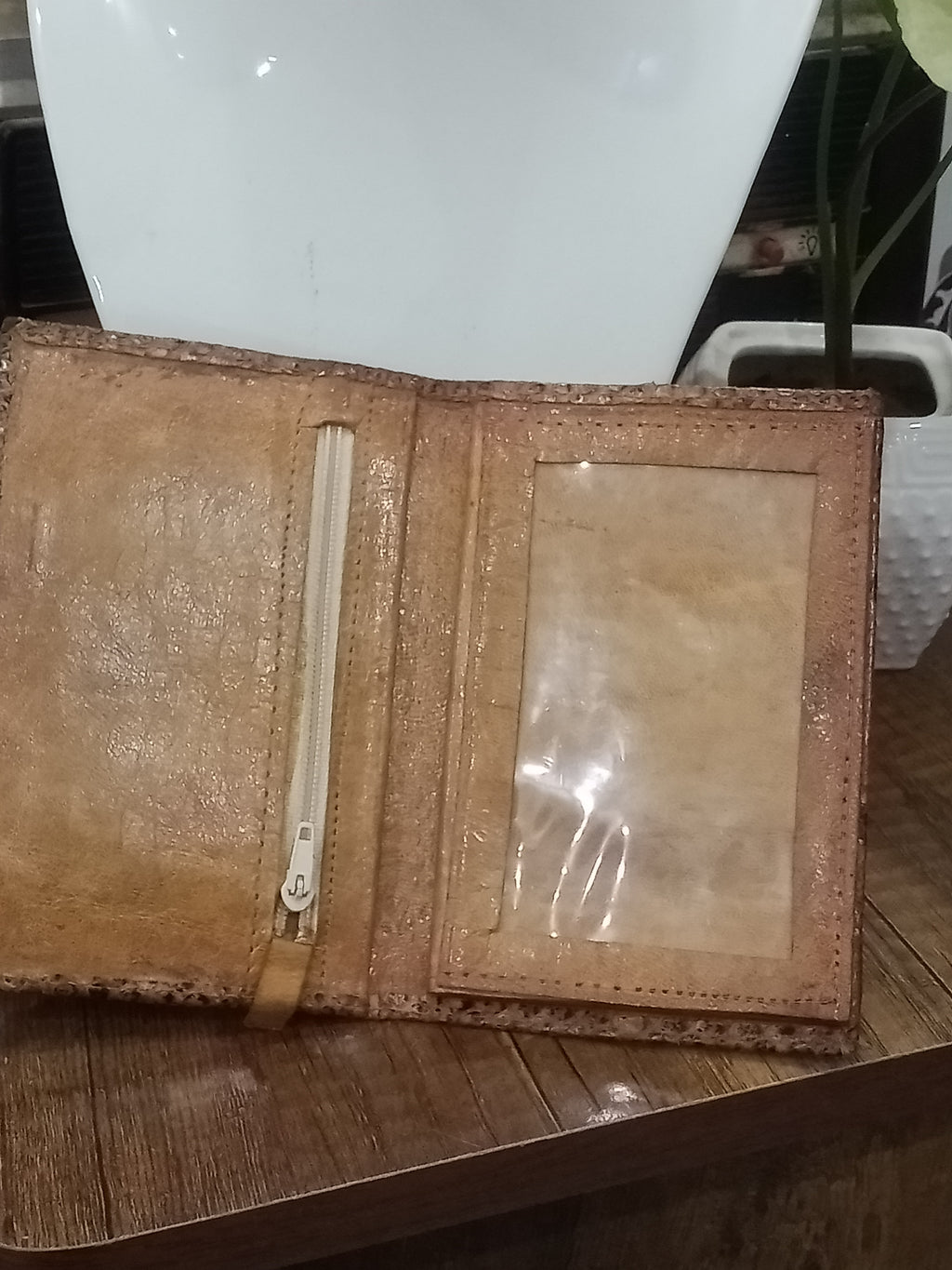 بورتفاي قديم من جلد حر