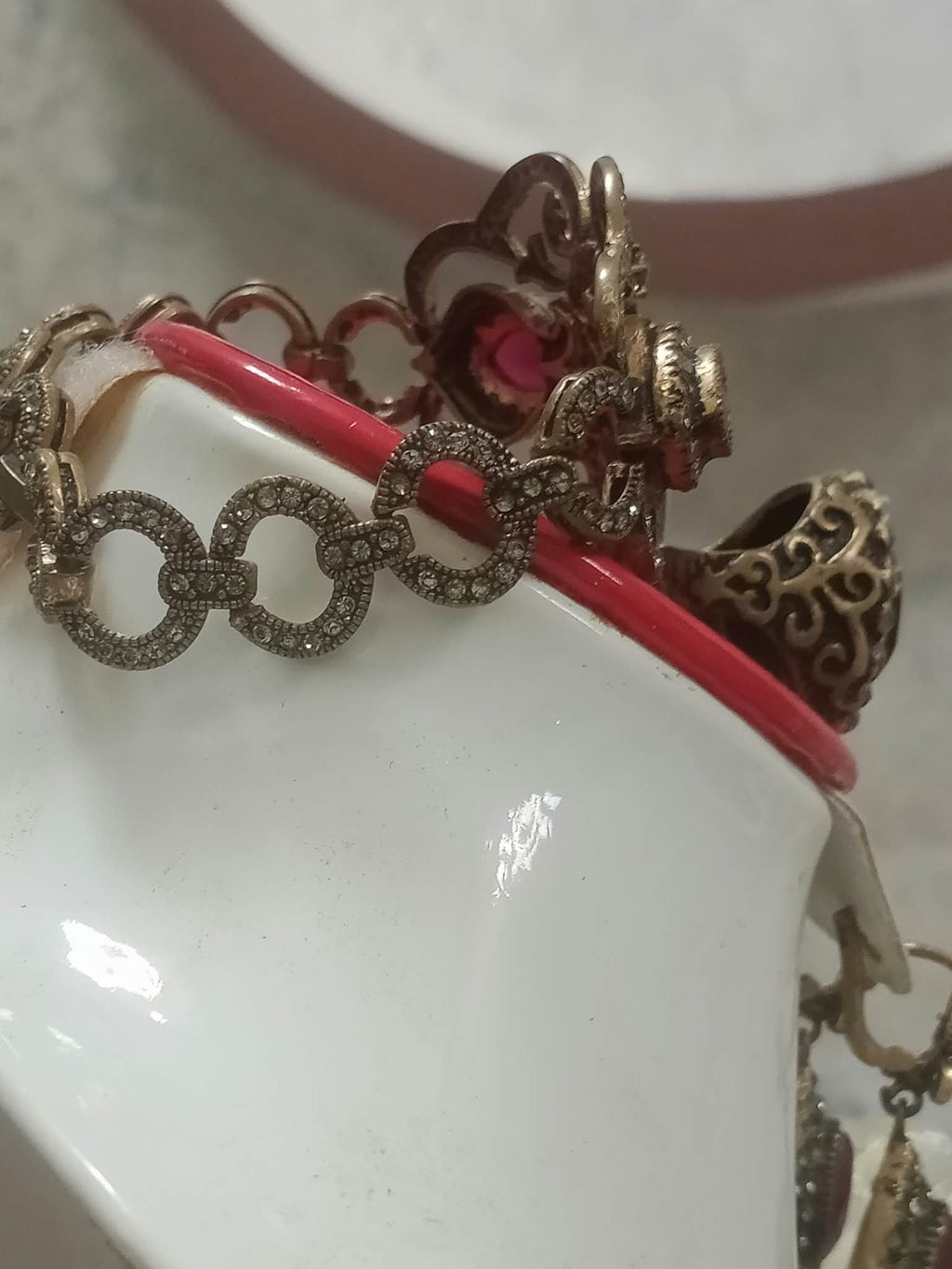 أكسسوارات تحفة من برونز مكونة من براسلي وخاتم واقراط