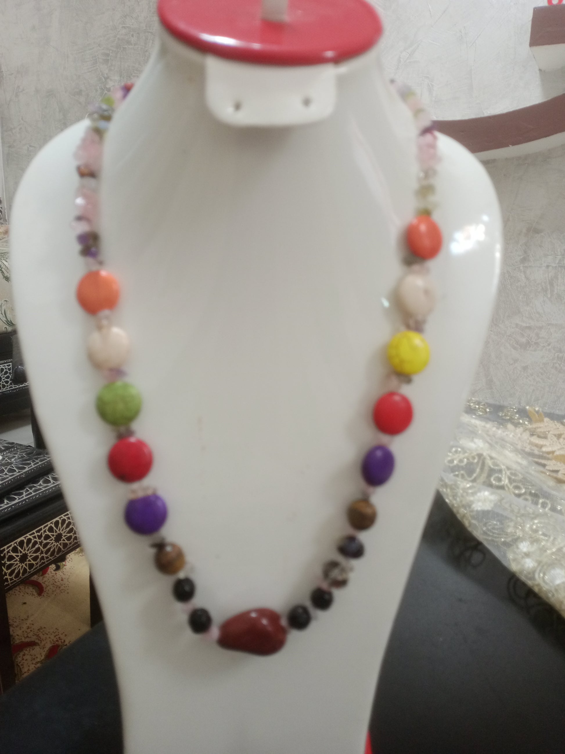 عقد من احجار طبيعية متنوعة