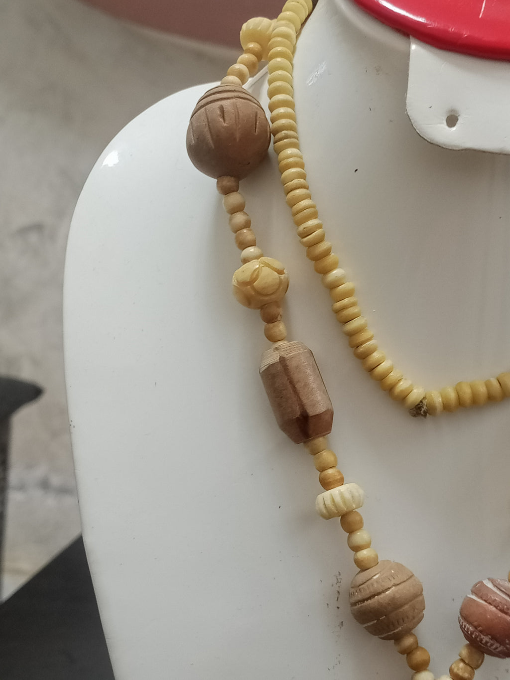 عقد تحفة من خشب