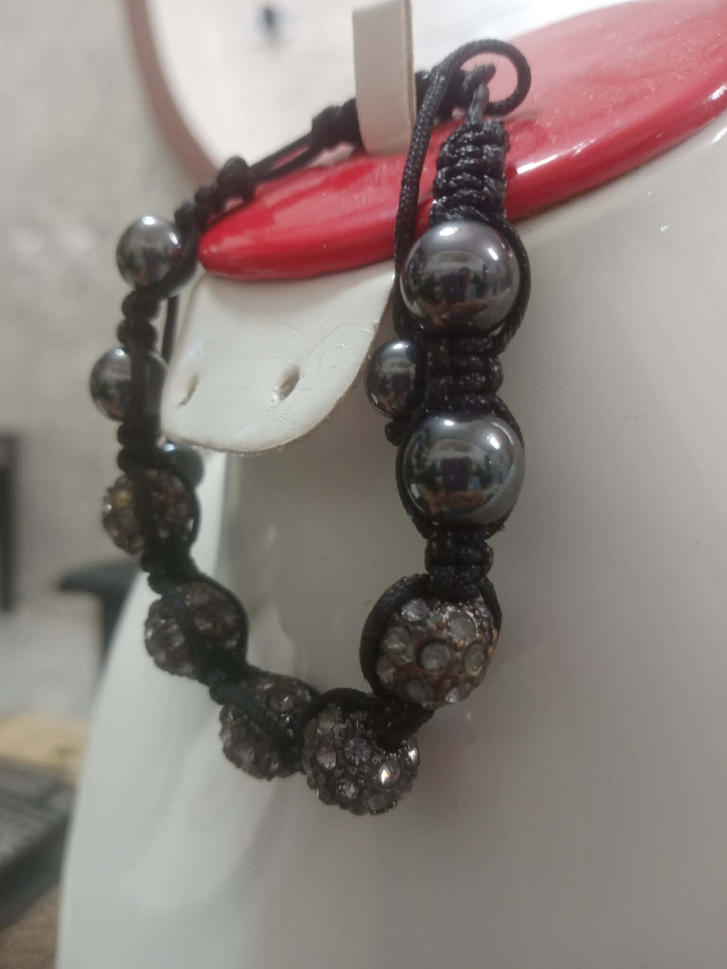 سوار تحفة من أحجار هيماتيت