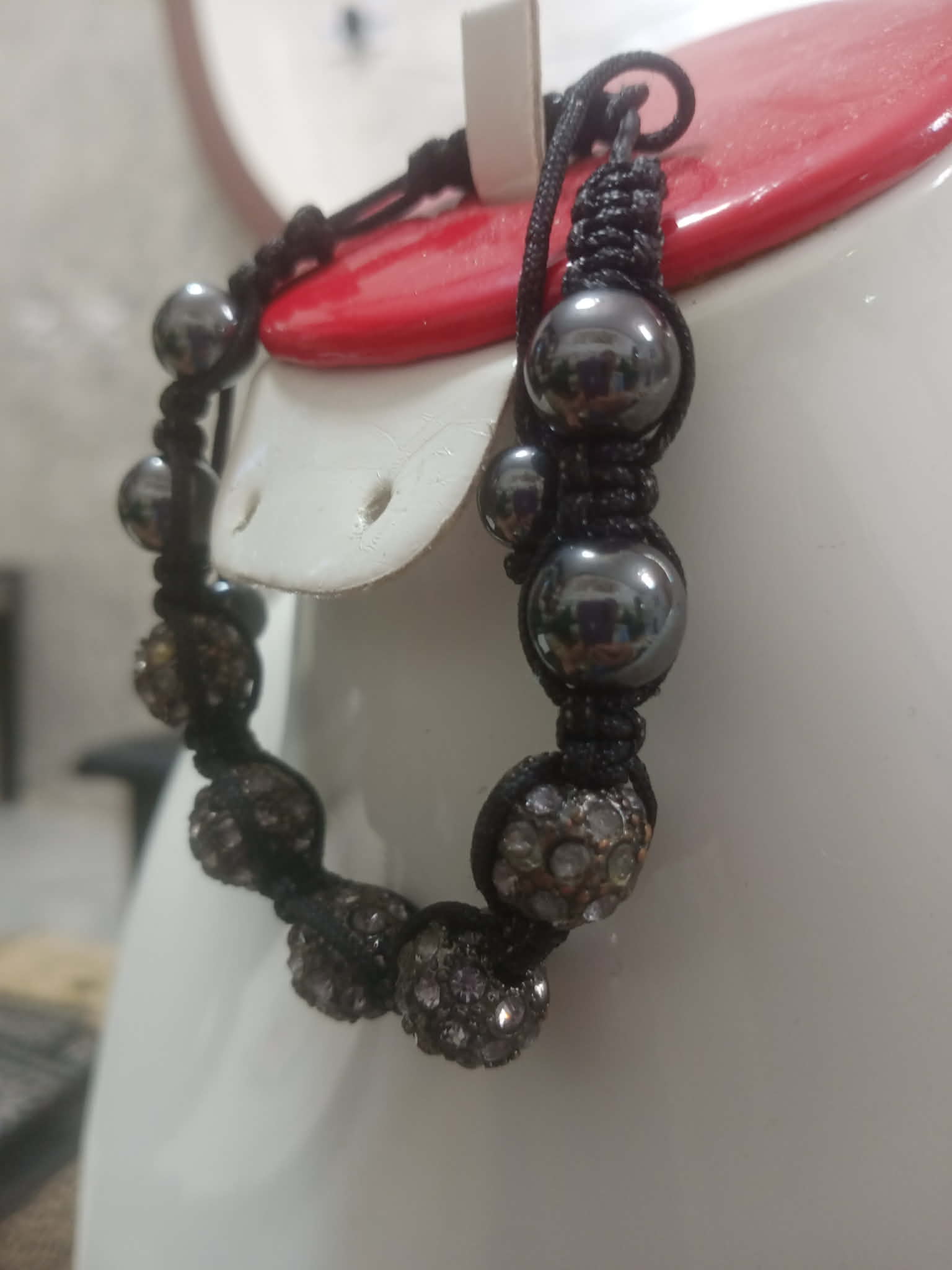 سوار تحفة من أحجار هيماتيت
