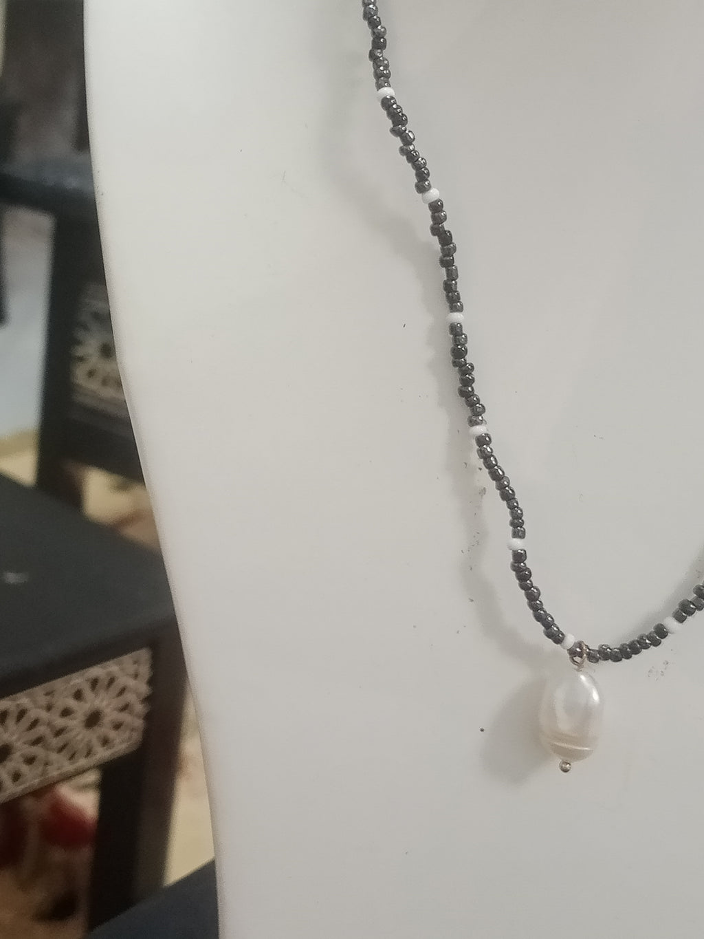 عقد من احجار هيماتيت ولؤلؤة طبيعية