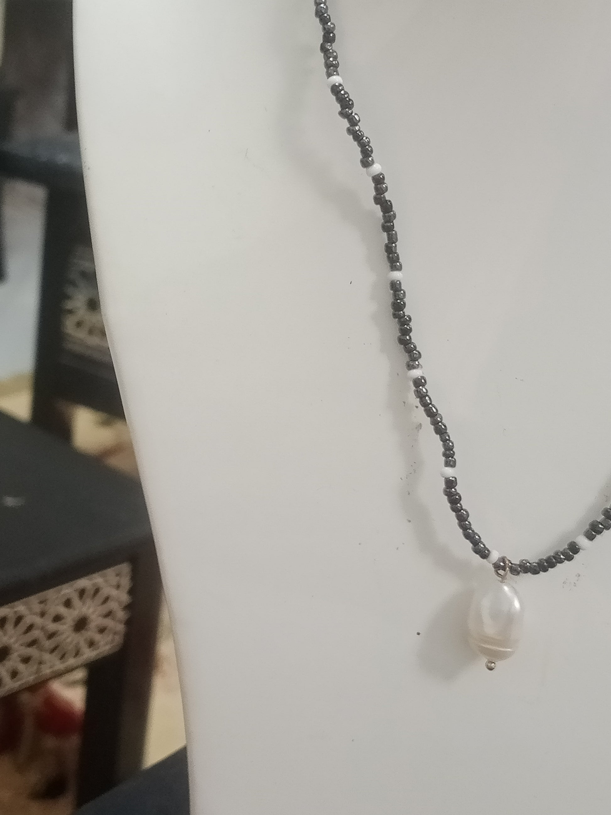 عقد من احجار هيماتيت ولؤلؤة طبيعية