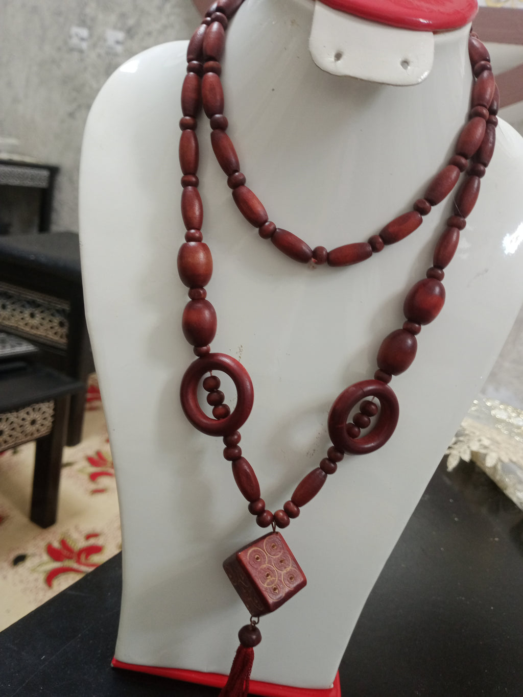 عقد قديم من خشب