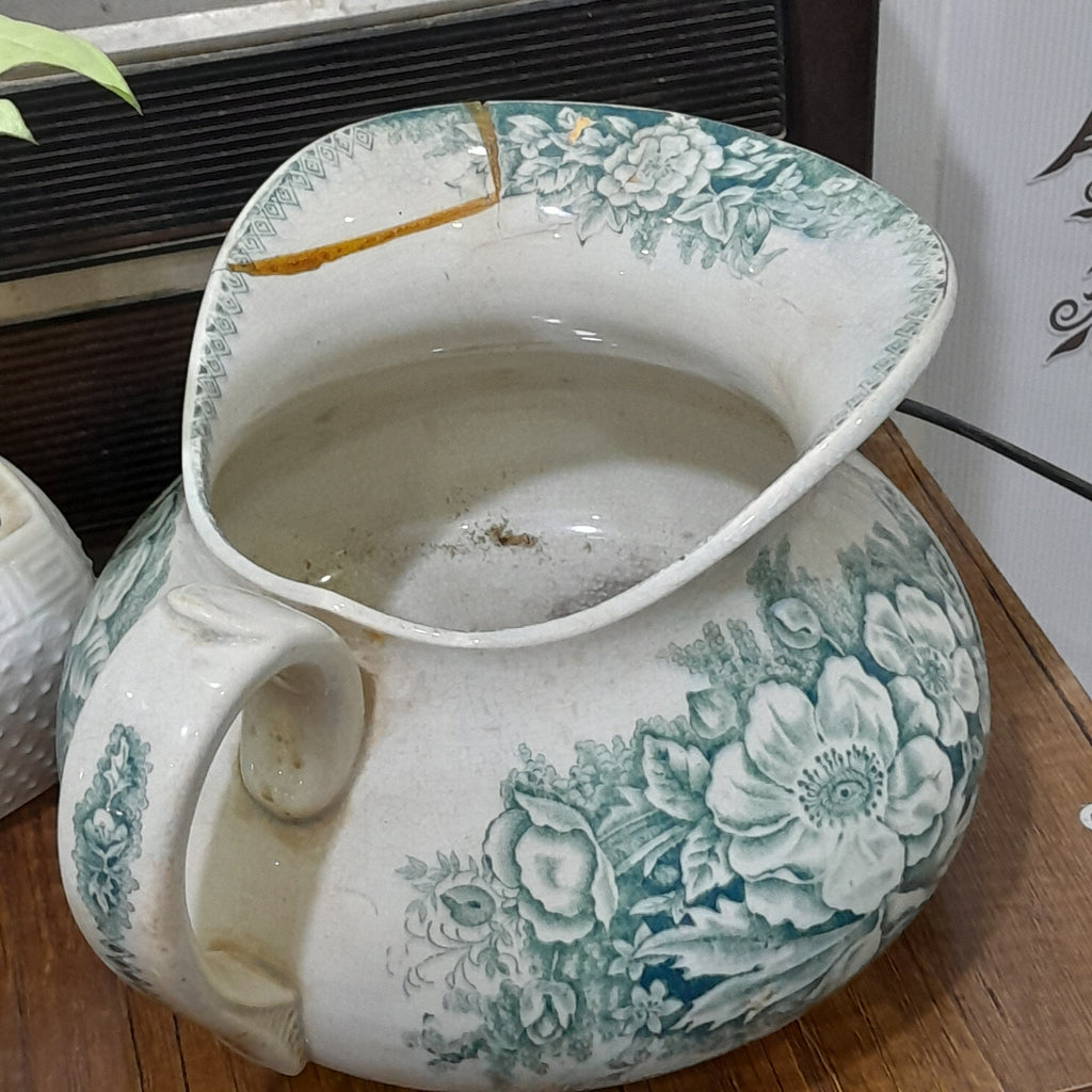 إبريق خزفي عتيق
