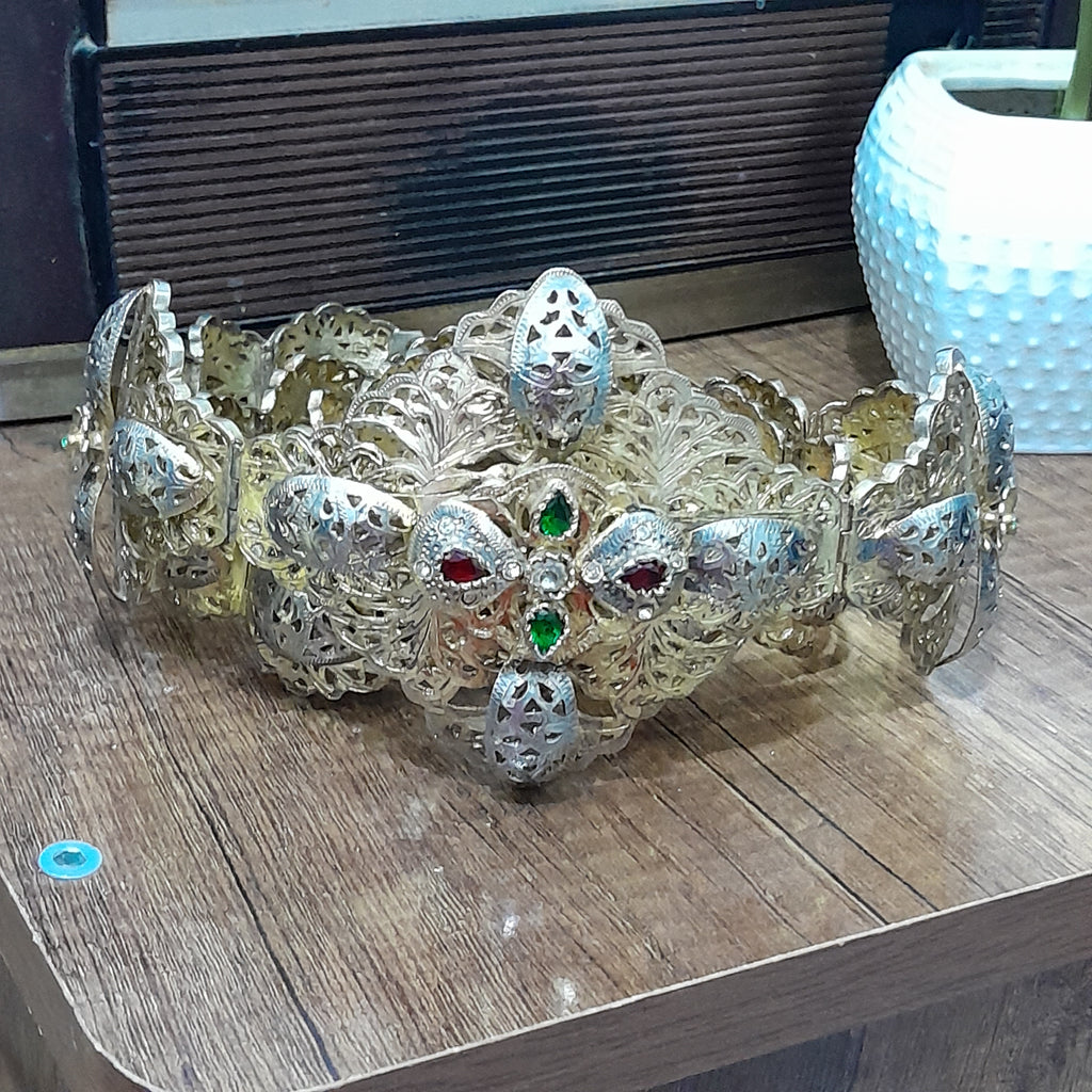 حزامة قديمة ومطبوعة من نحاس