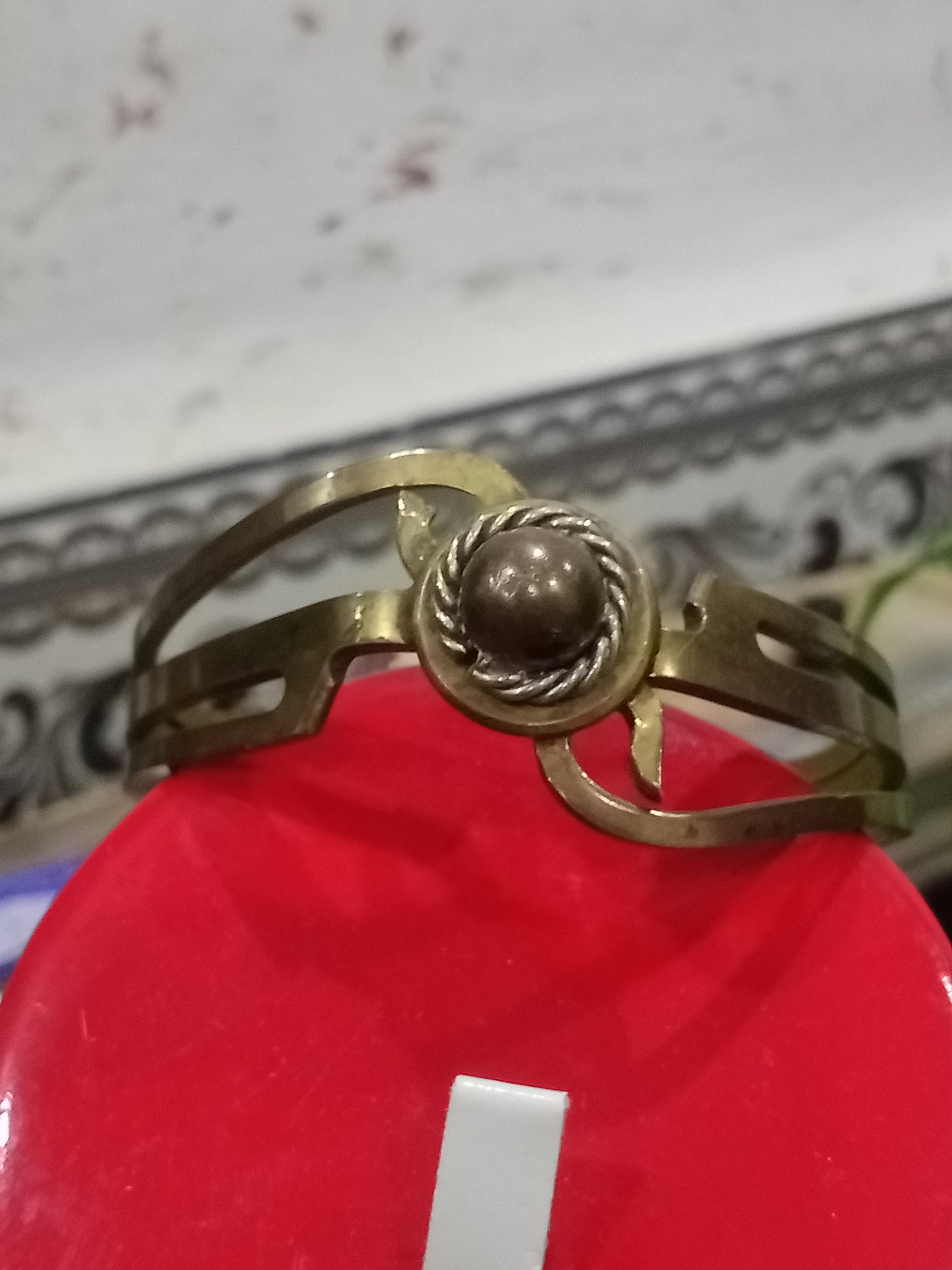 سوار قديم من نحاس