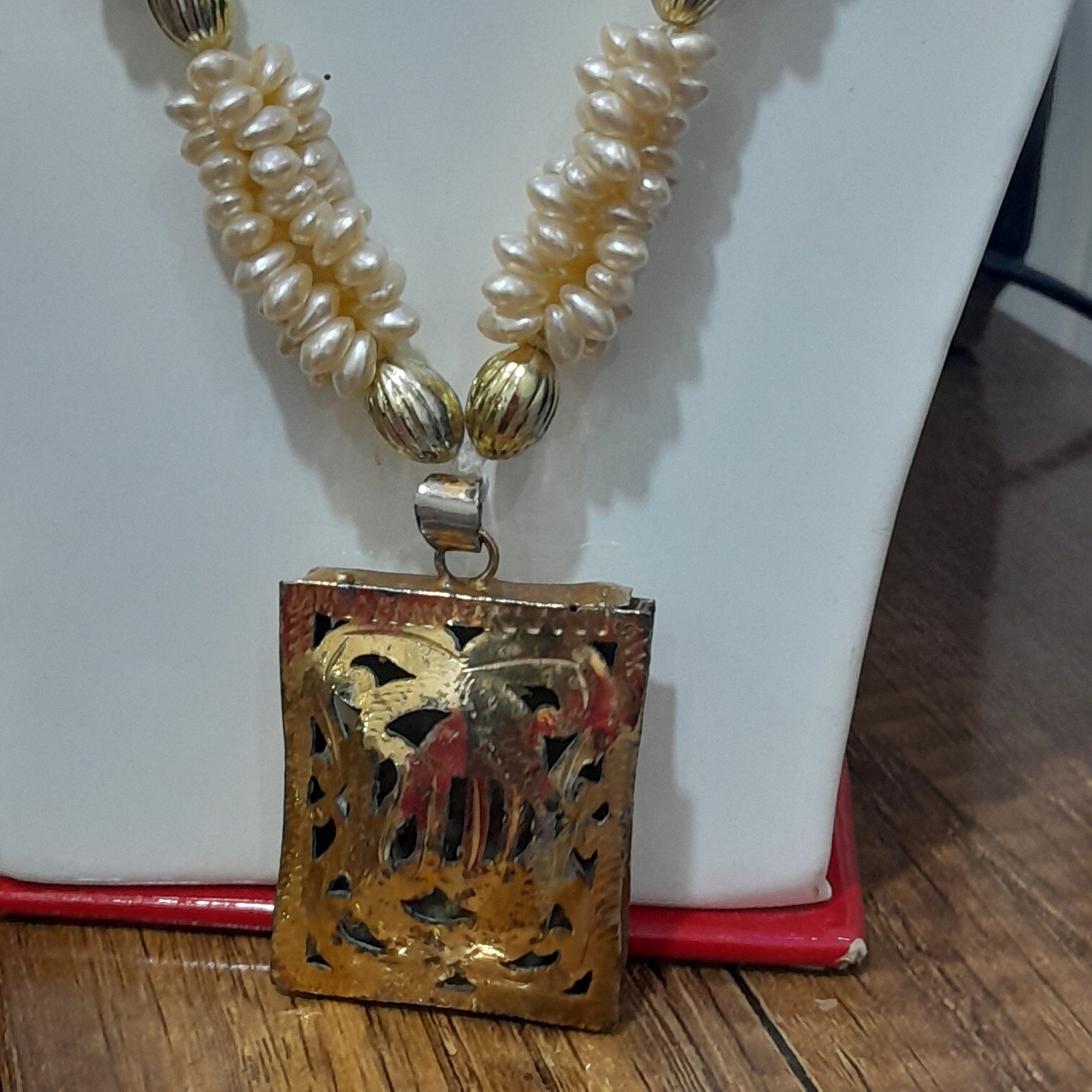 عقد قديم تحفة من جوهر طبيعي