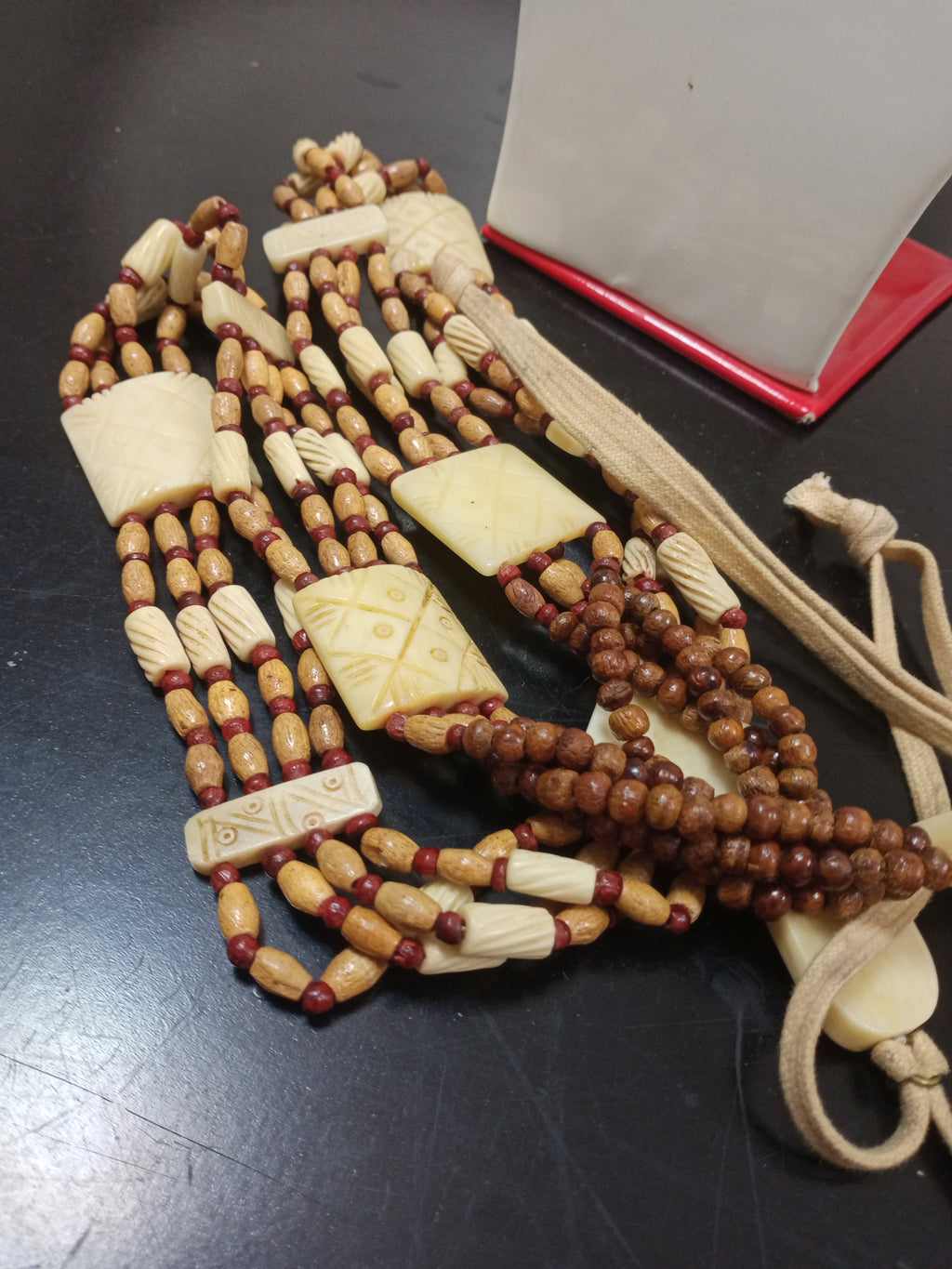حزامة قديمة من عاج وخشب