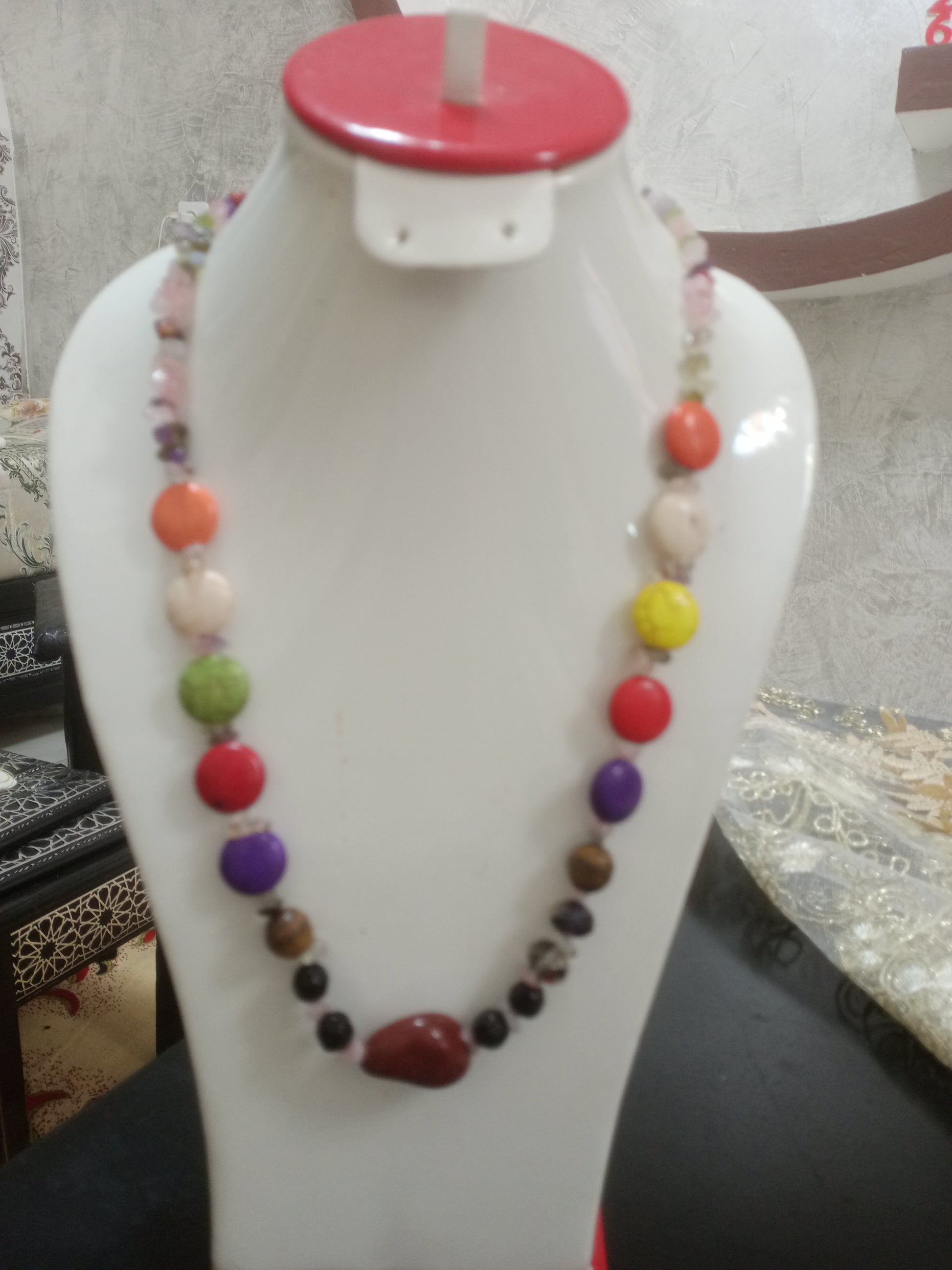 عقد من احجار طبيعية متنوعة