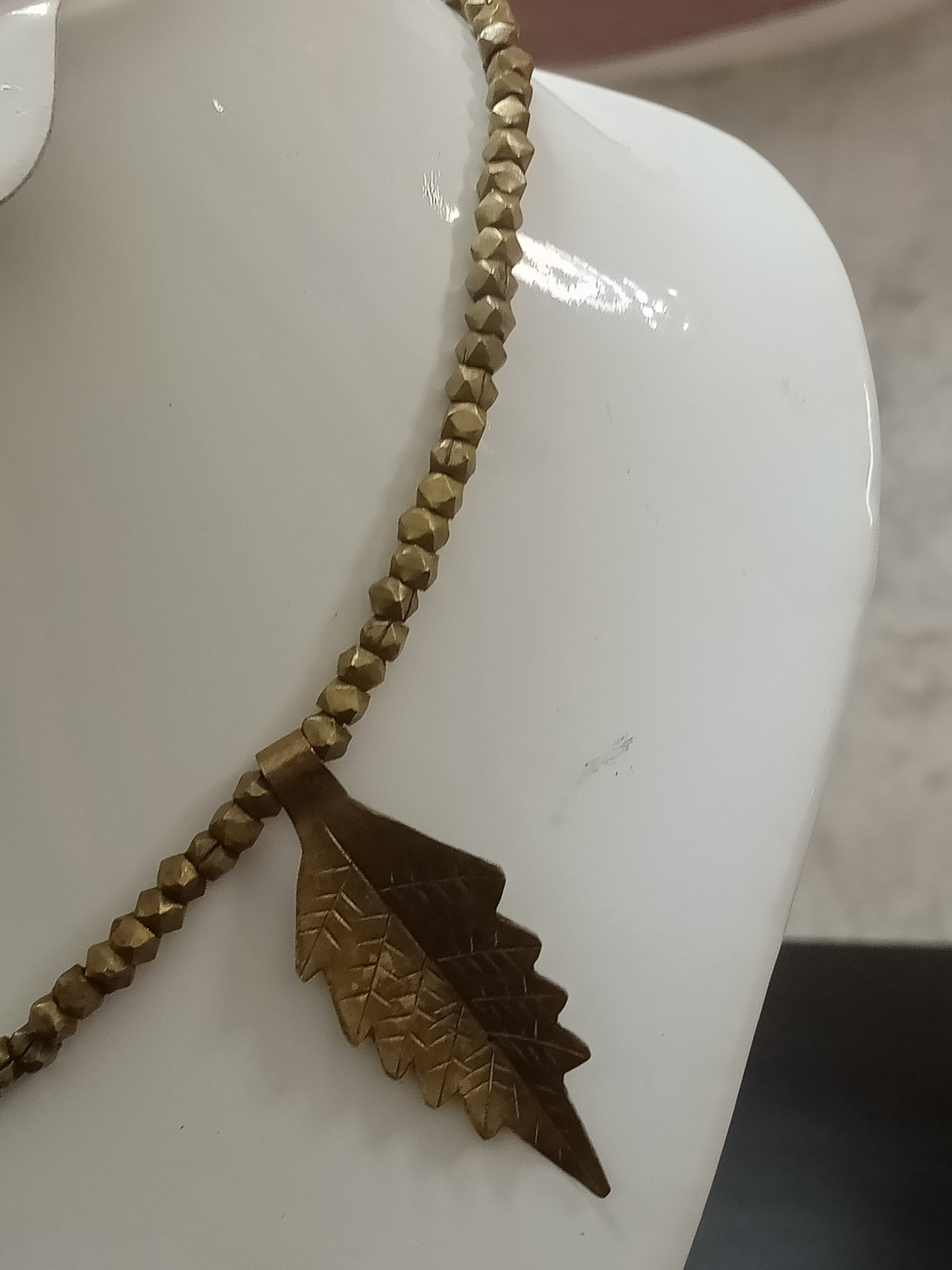 عقد قديم من نحاس