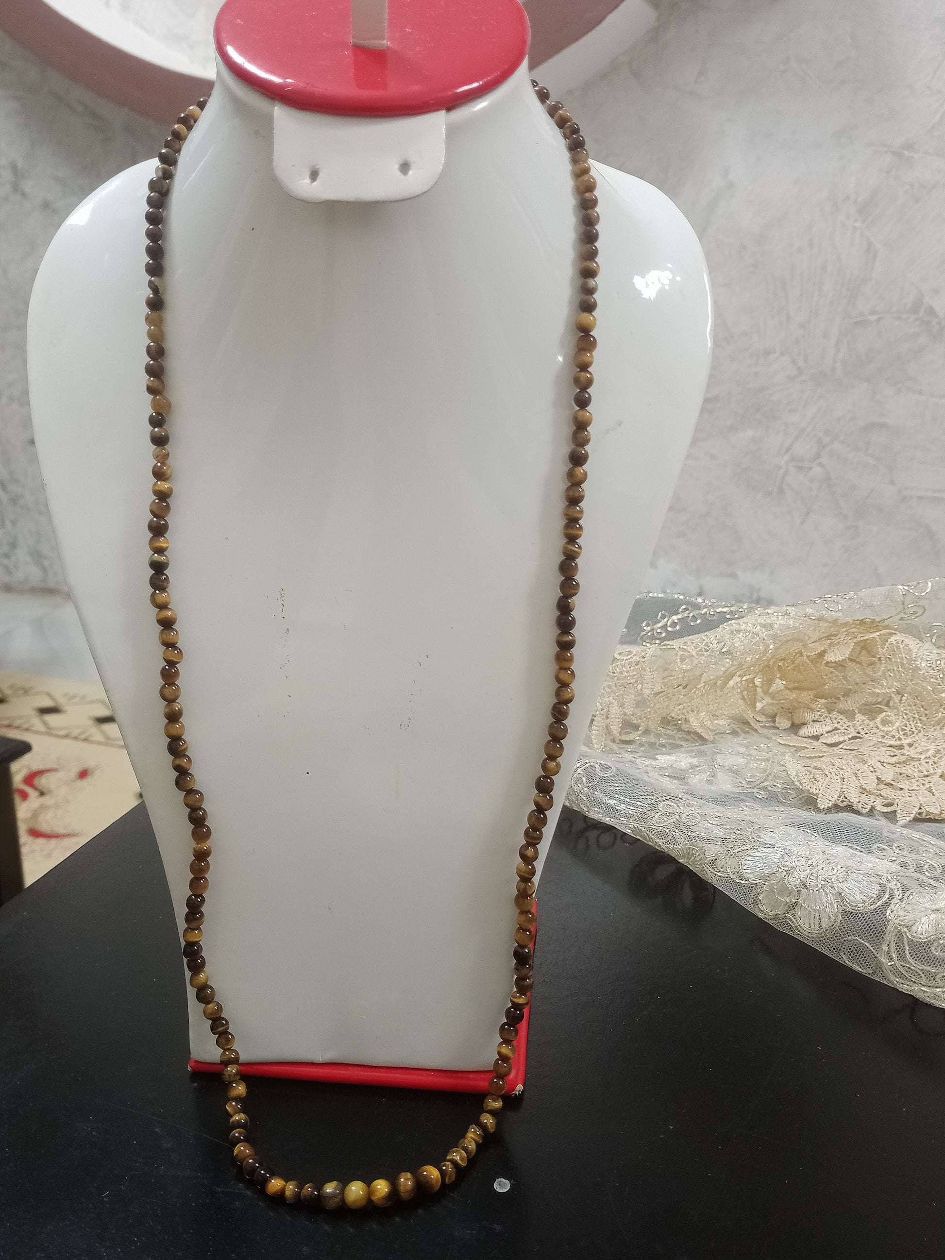 عقد طويل من حجر عين النمر