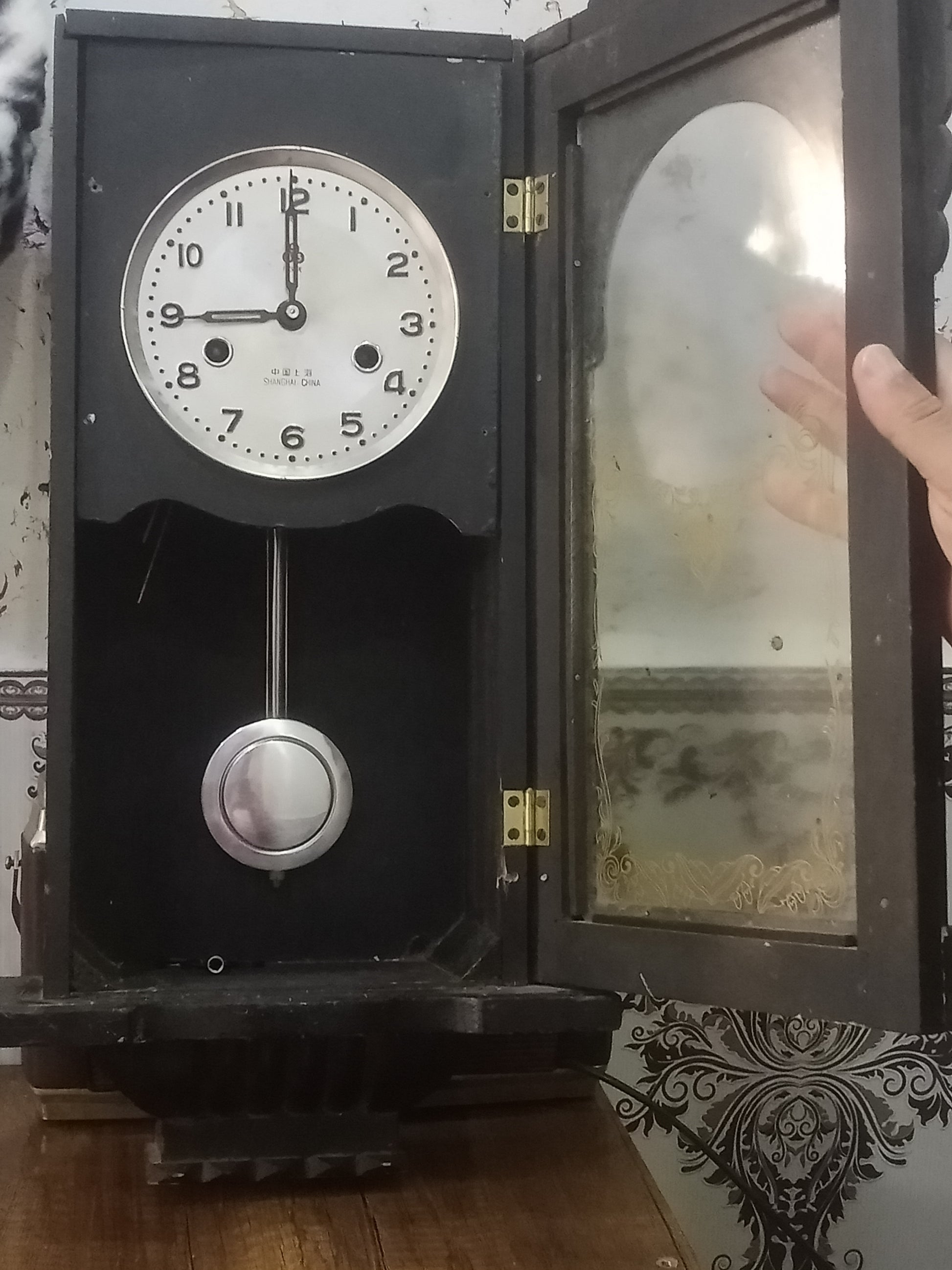 ساعة حائط قديمة ميكانيك تعمل جيدا