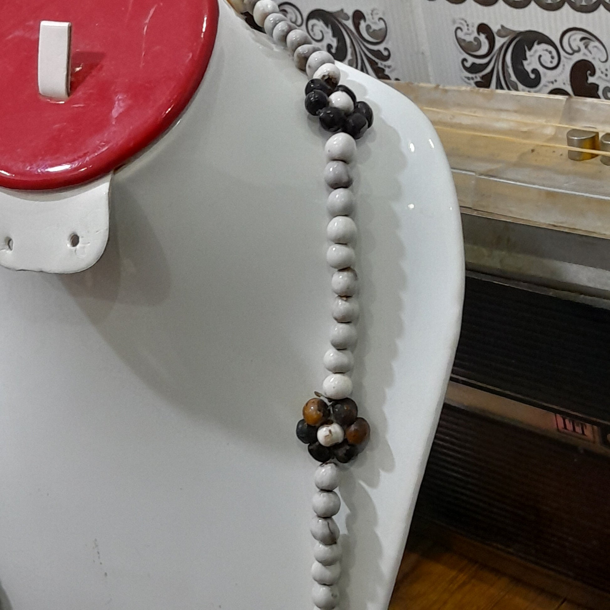 عقد قديم من بذور